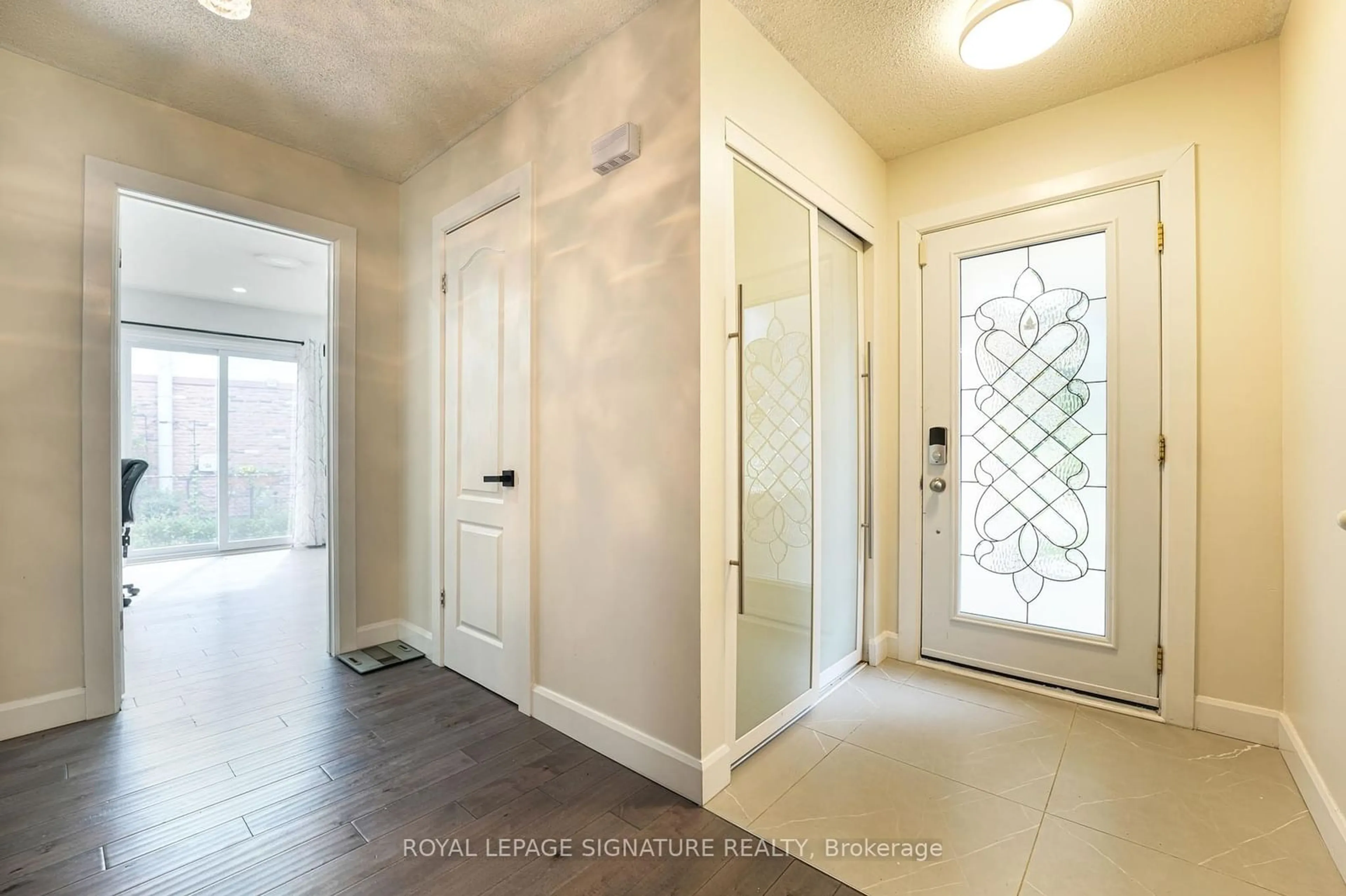 Indoor entryway for 1521 Ealing Crt, Oakville Ontario L6H 2X9