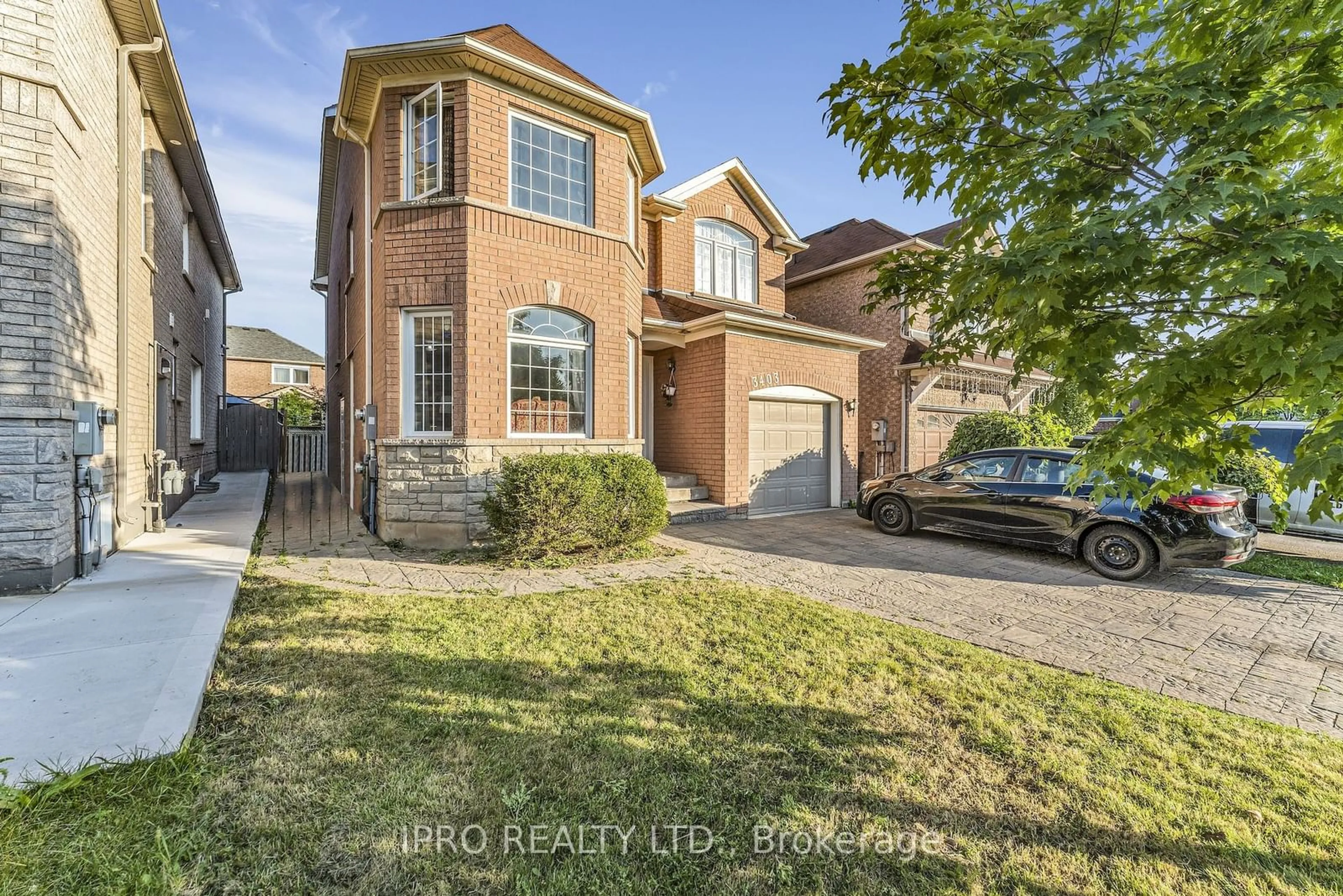 Frontside or backside of a home, the street view for 3403 Bruzan Cres, Mississauga Ontario L5N 8M2