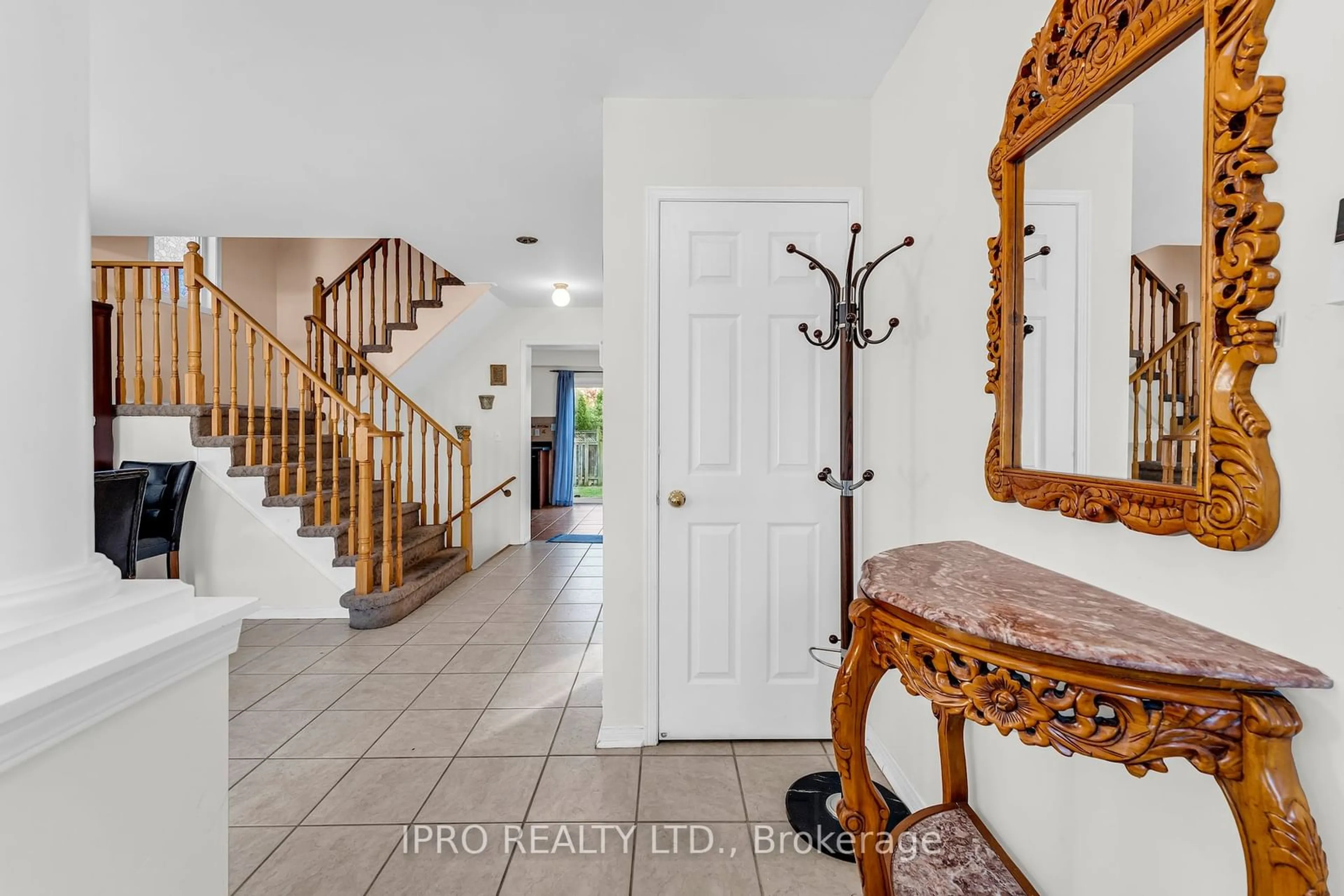 Indoor entryway, wood floors for 3403 Bruzan Cres, Mississauga Ontario L5N 8M2