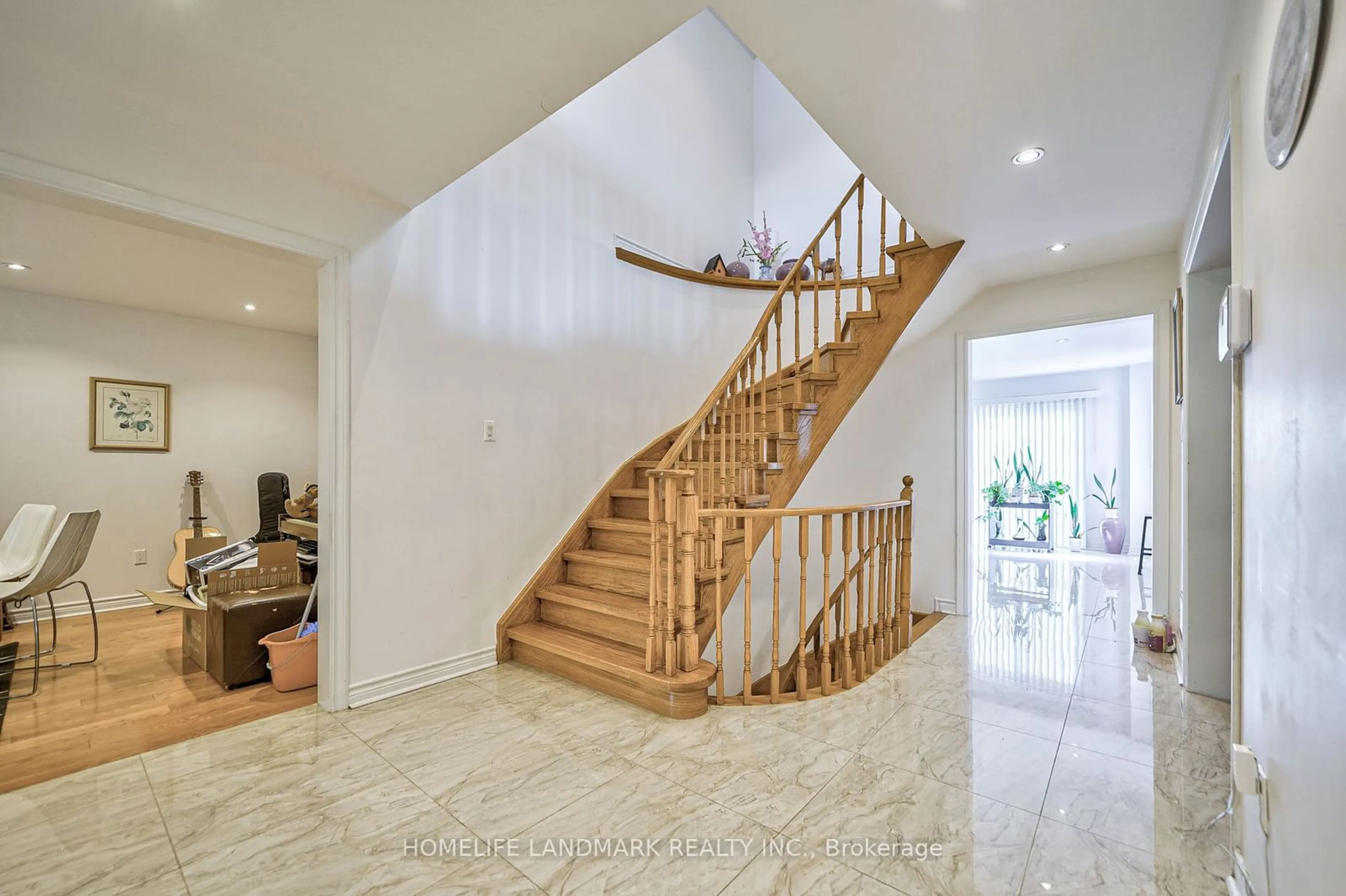 Indoor foyer, wood floors for 5159 Sunray Dr, Mississauga Ontario L5R 2T9