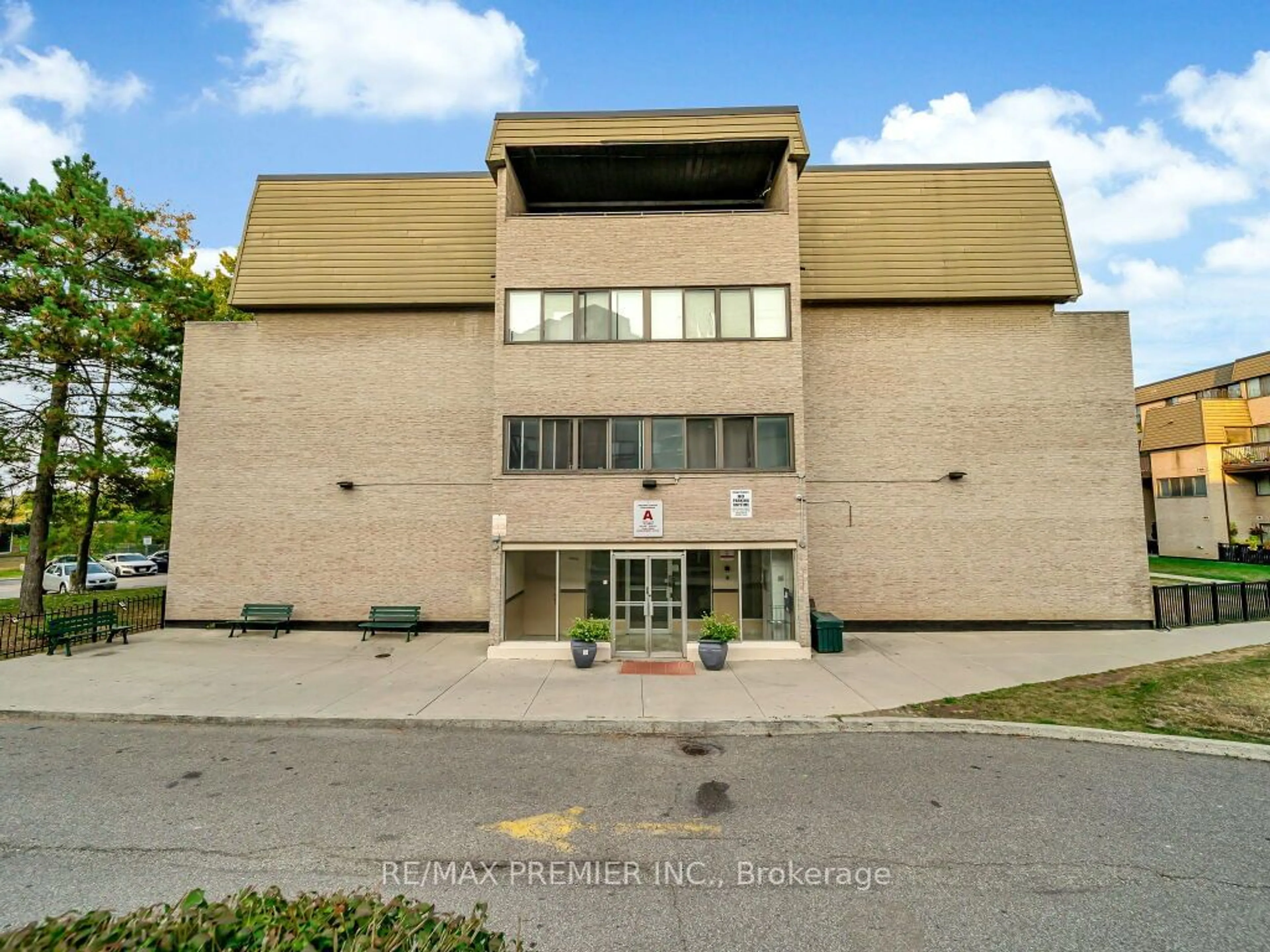 Outside view for 2095 Roche Crt #225, Mississauga Ontario L5K 2C8