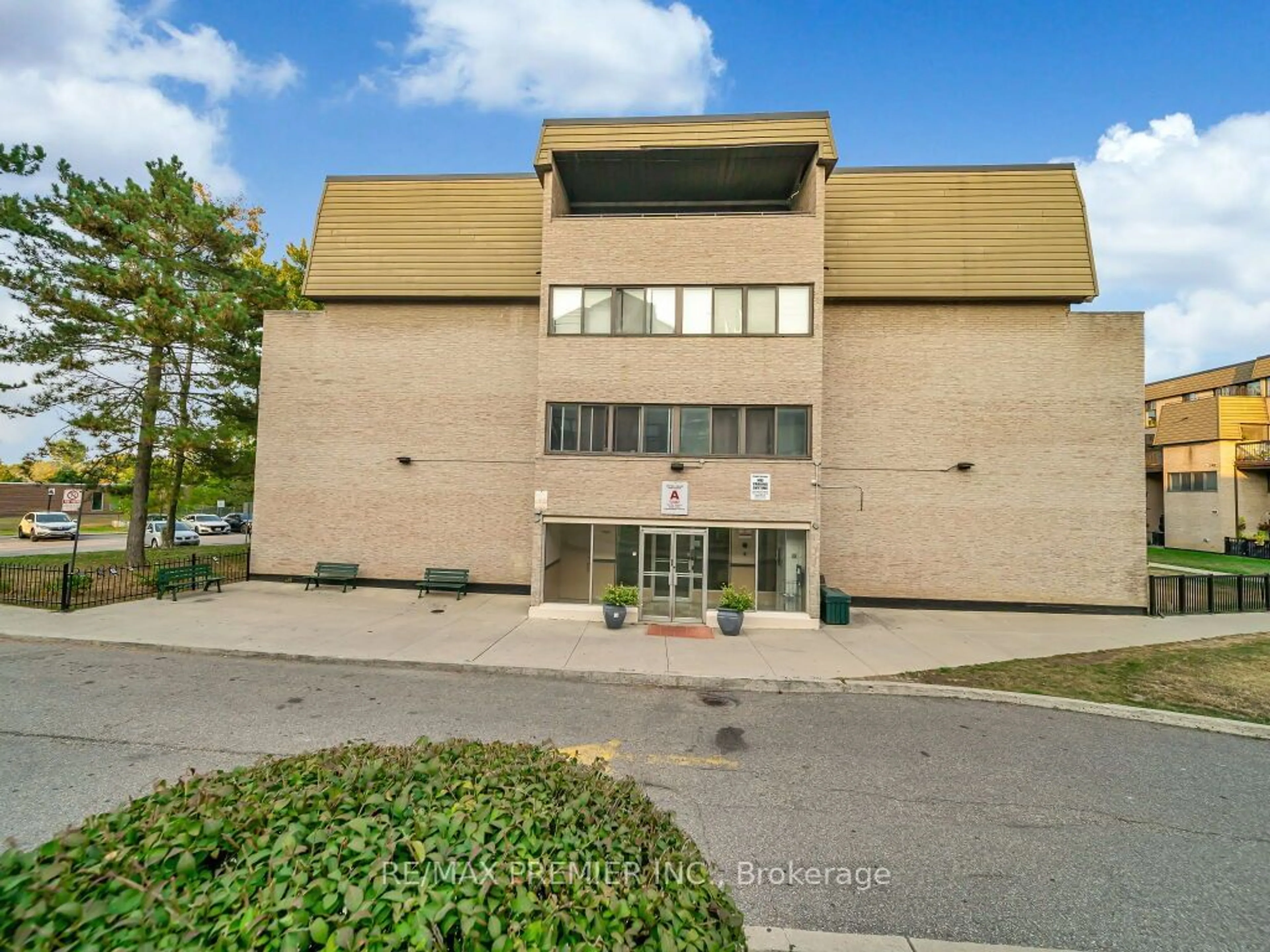 Outside view for 2095 Roche Crt #225, Mississauga Ontario L5K 2C8