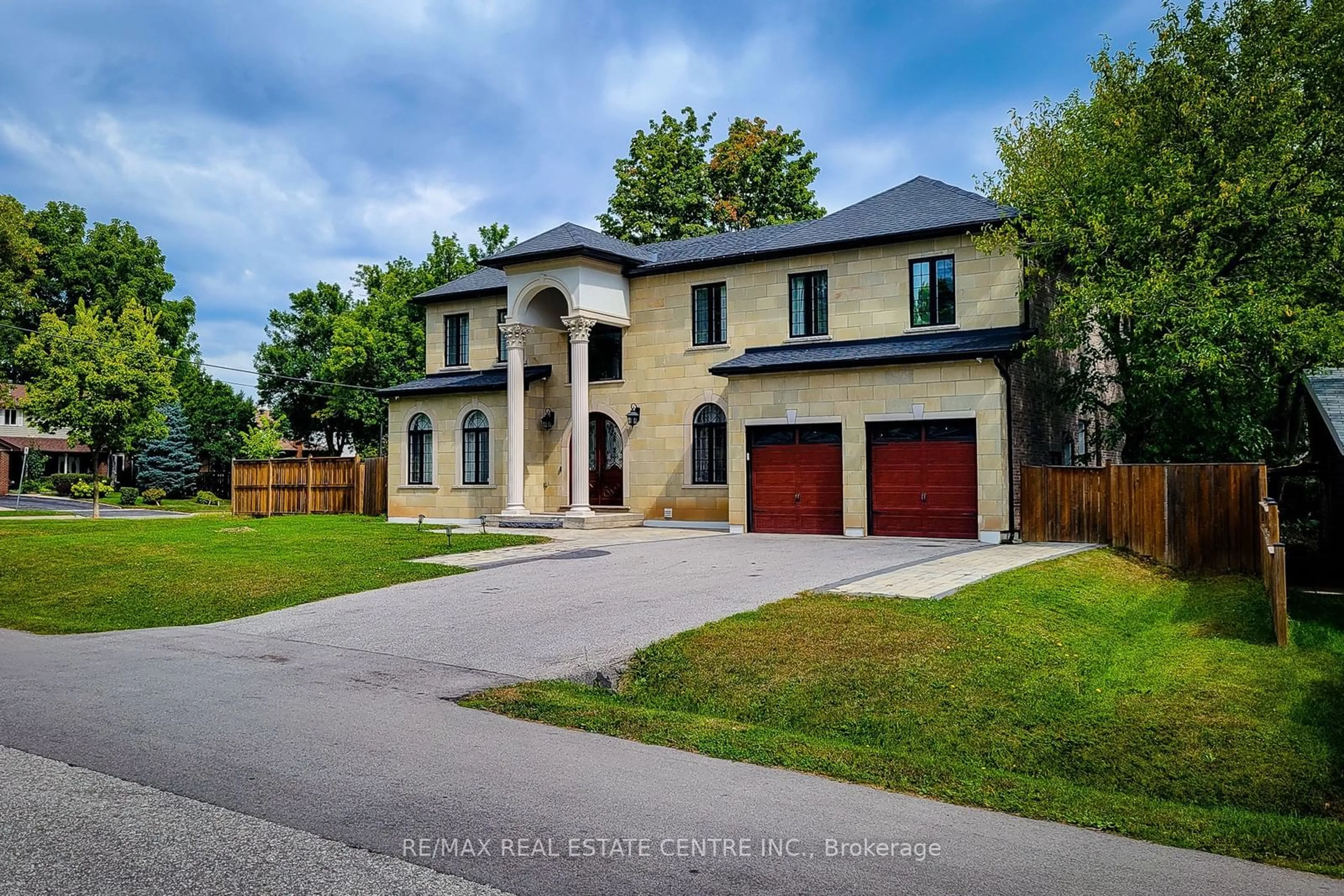 Home with brick exterior material for 1081 bomorda Dr, Oakville Ontario L6H 1Y3