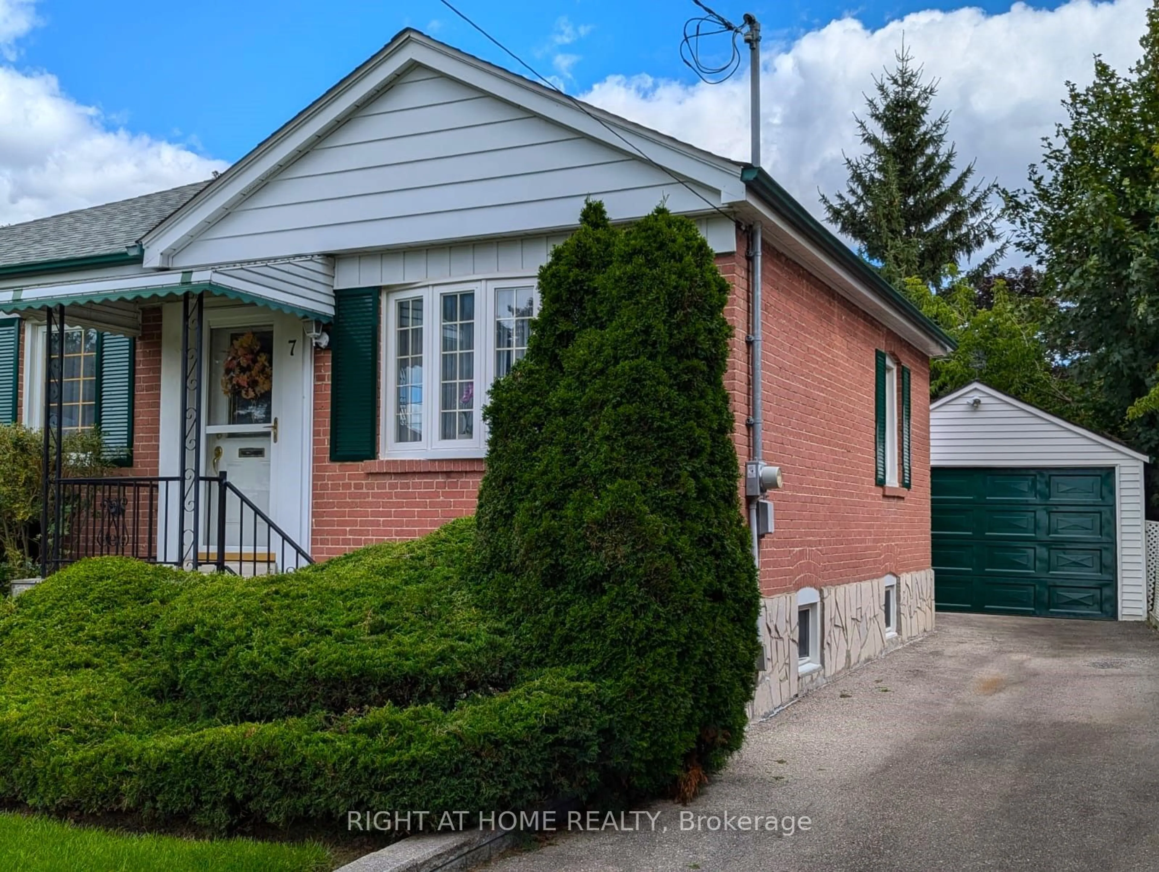 Frontside or backside of a home for 7 Lockerbie Ave, Toronto Ontario M9N 2Z9