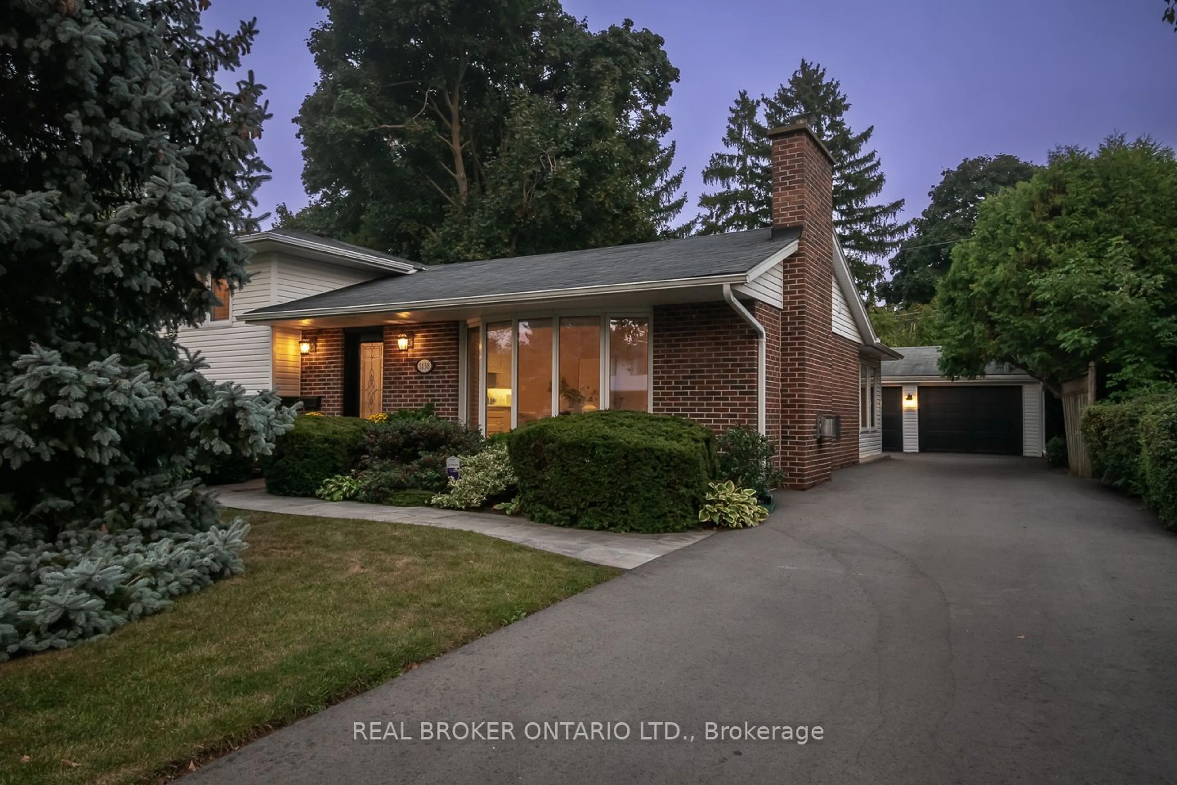 Frontside or backside of a home for 5138 Cherryhill Cres, Burlington Ontario L7L 4C2