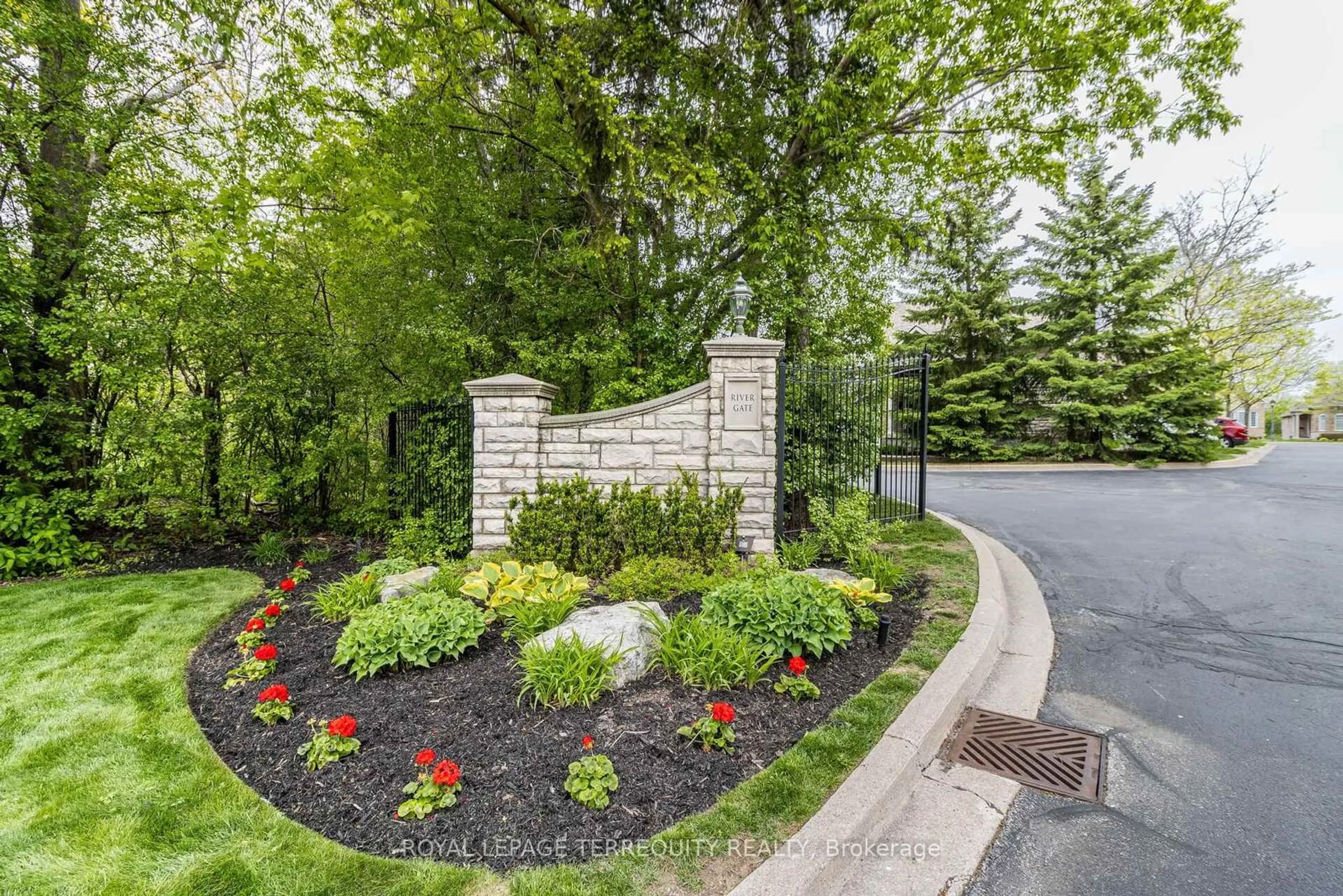 Indoor entryway for 6477 Rivergate Pl, Mississauga Ontario L5N 8P8