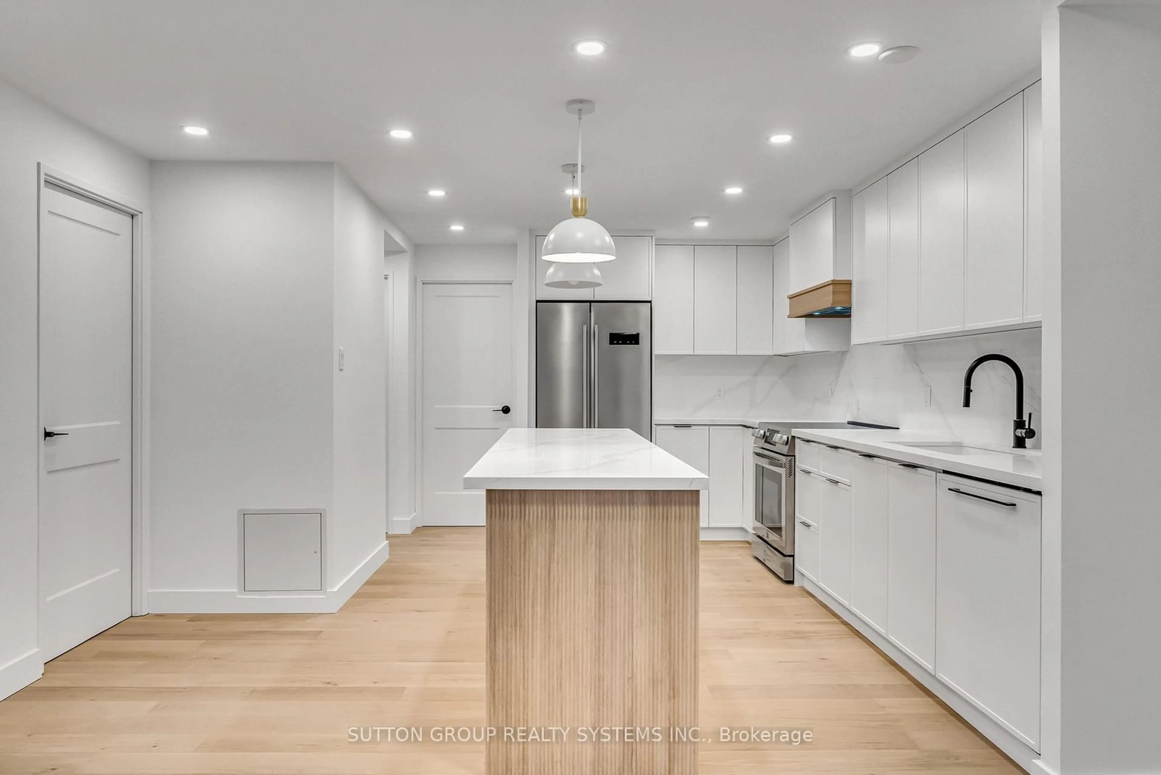 Contemporary kitchen for 812 Burnhamthorpe Rd #1107, Toronto Ontario M6S 3N4