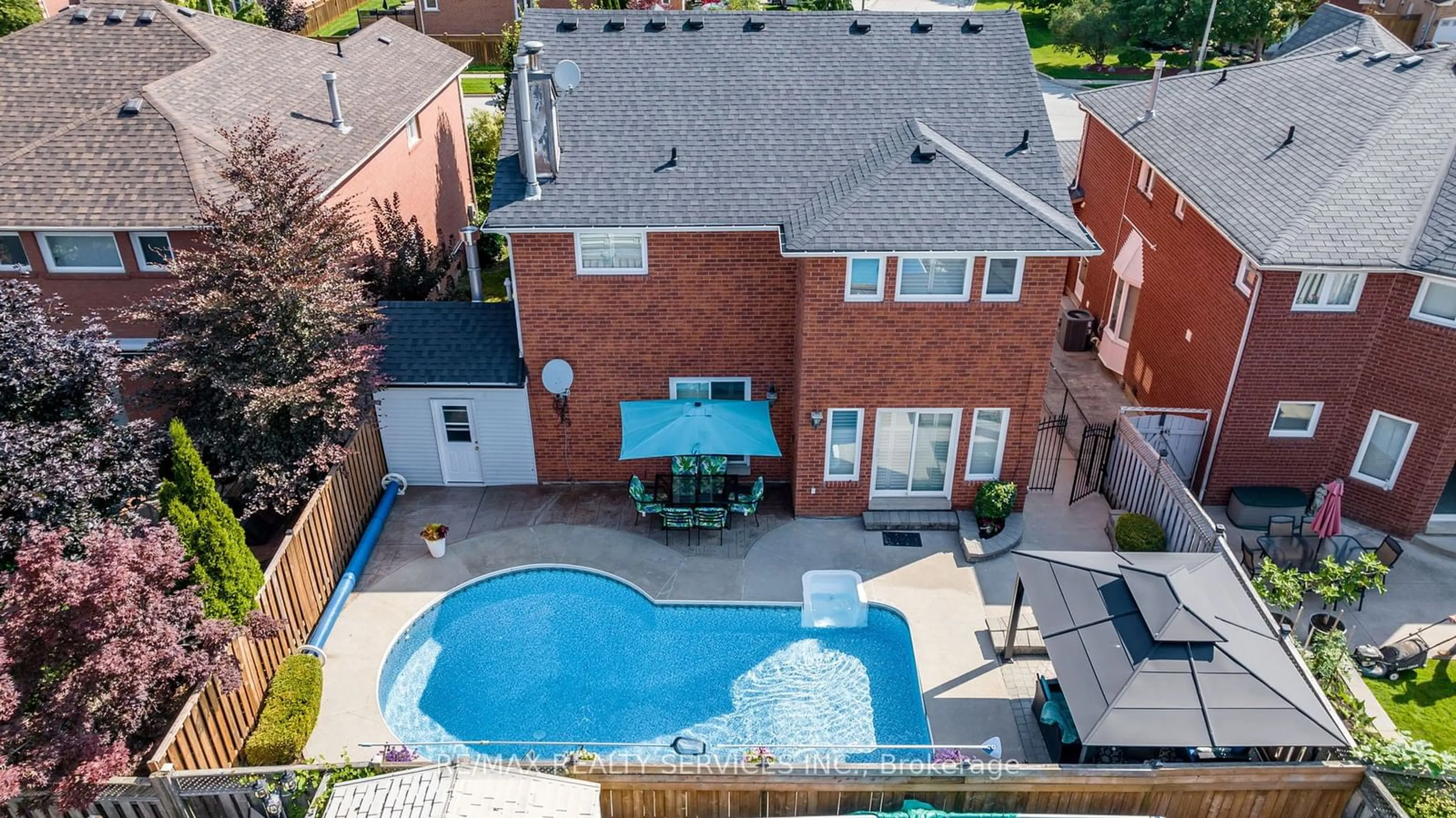 Indoor or outdoor pool for 86 Royal Valley Dr, Caledon Ontario L7C 1A4