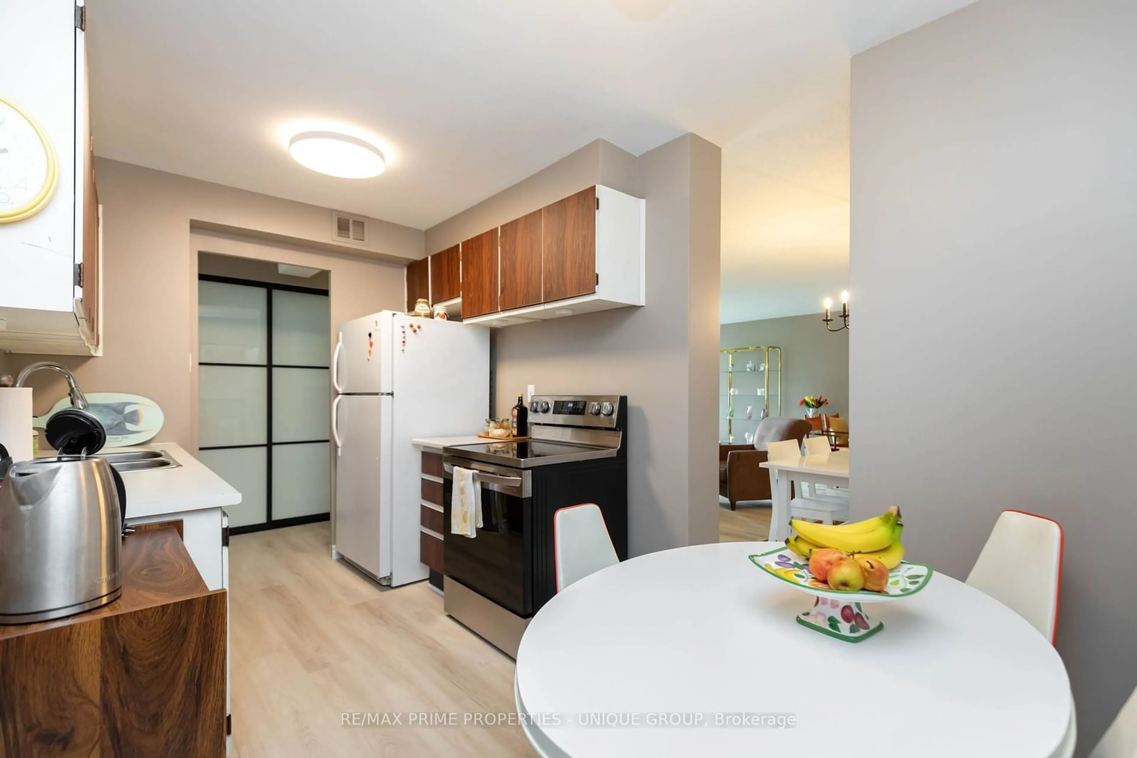 Standard kitchen for 61 Richview Rd #301, Toronto Ontario M9A 4M8