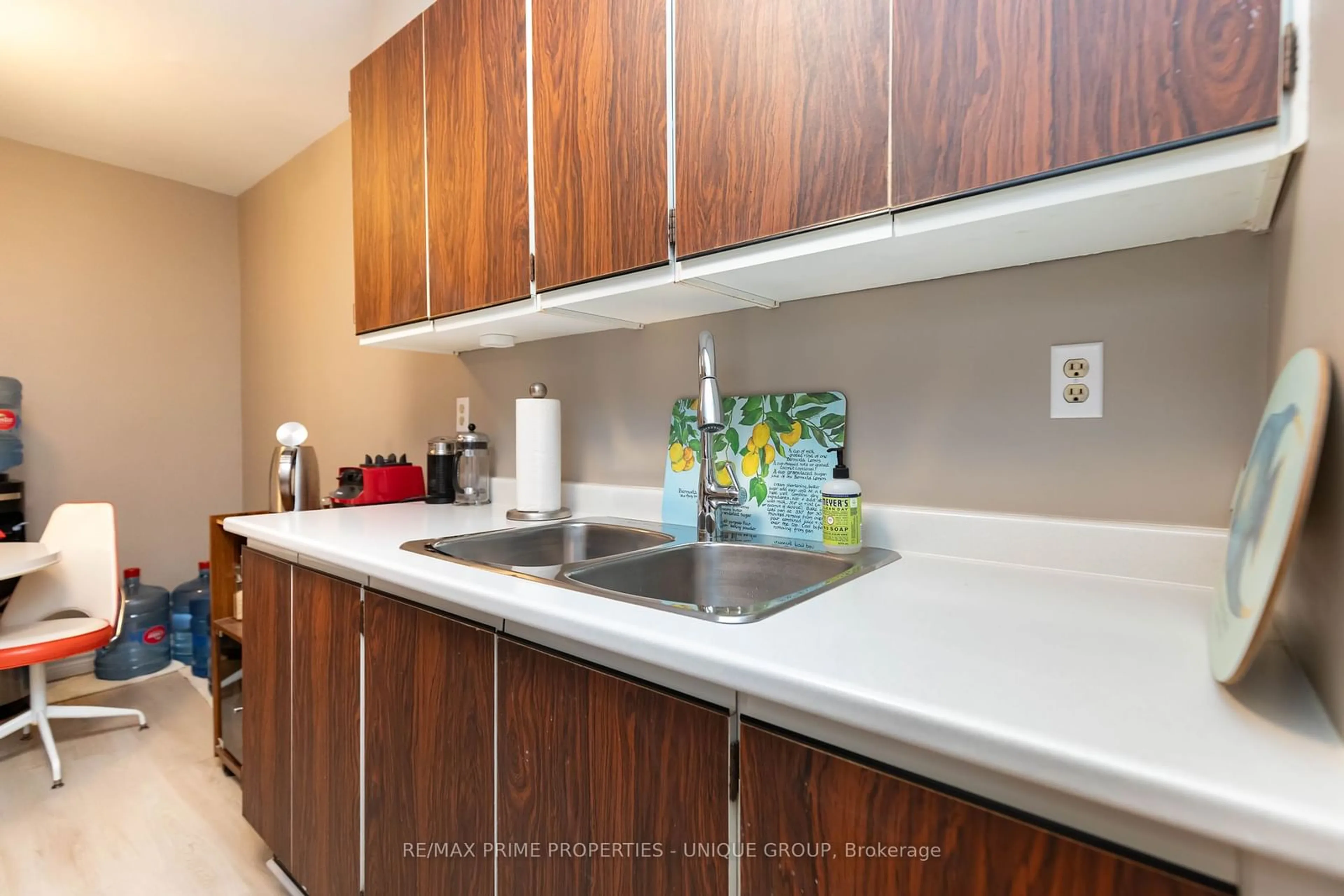 Standard kitchen for 61 Richview Rd #301, Toronto Ontario M9A 4M8