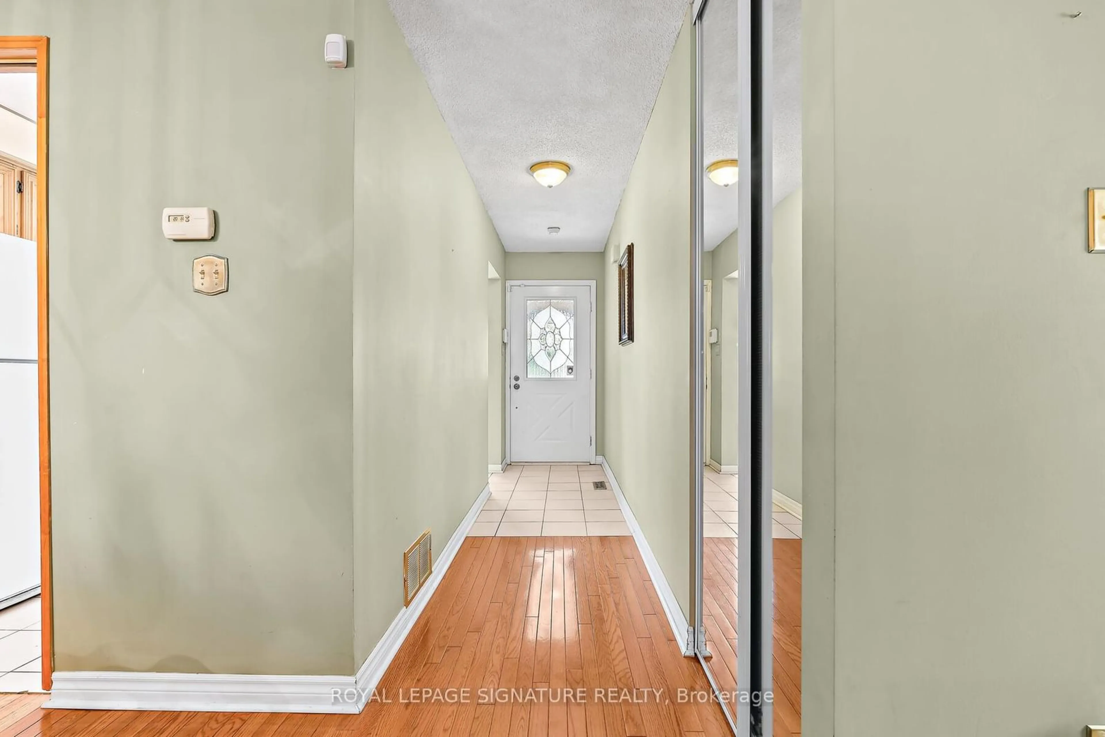 Indoor entryway for 28 Lindridge Ave, Brampton Ontario L6S 3X1