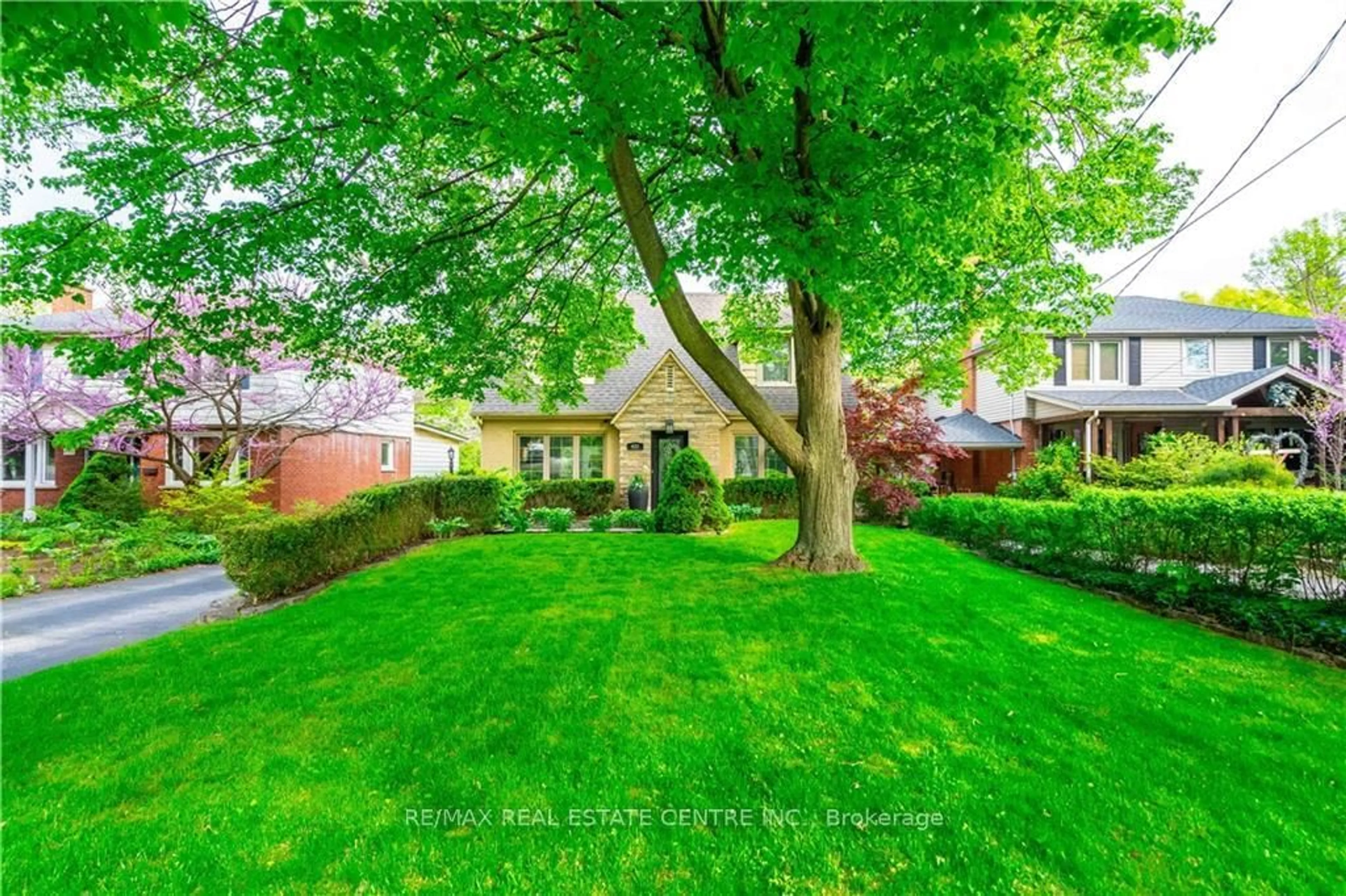 Frontside or backside of a home, the fenced backyard for 431 Patricia Dr, Burlington Ontario L7T 1J9