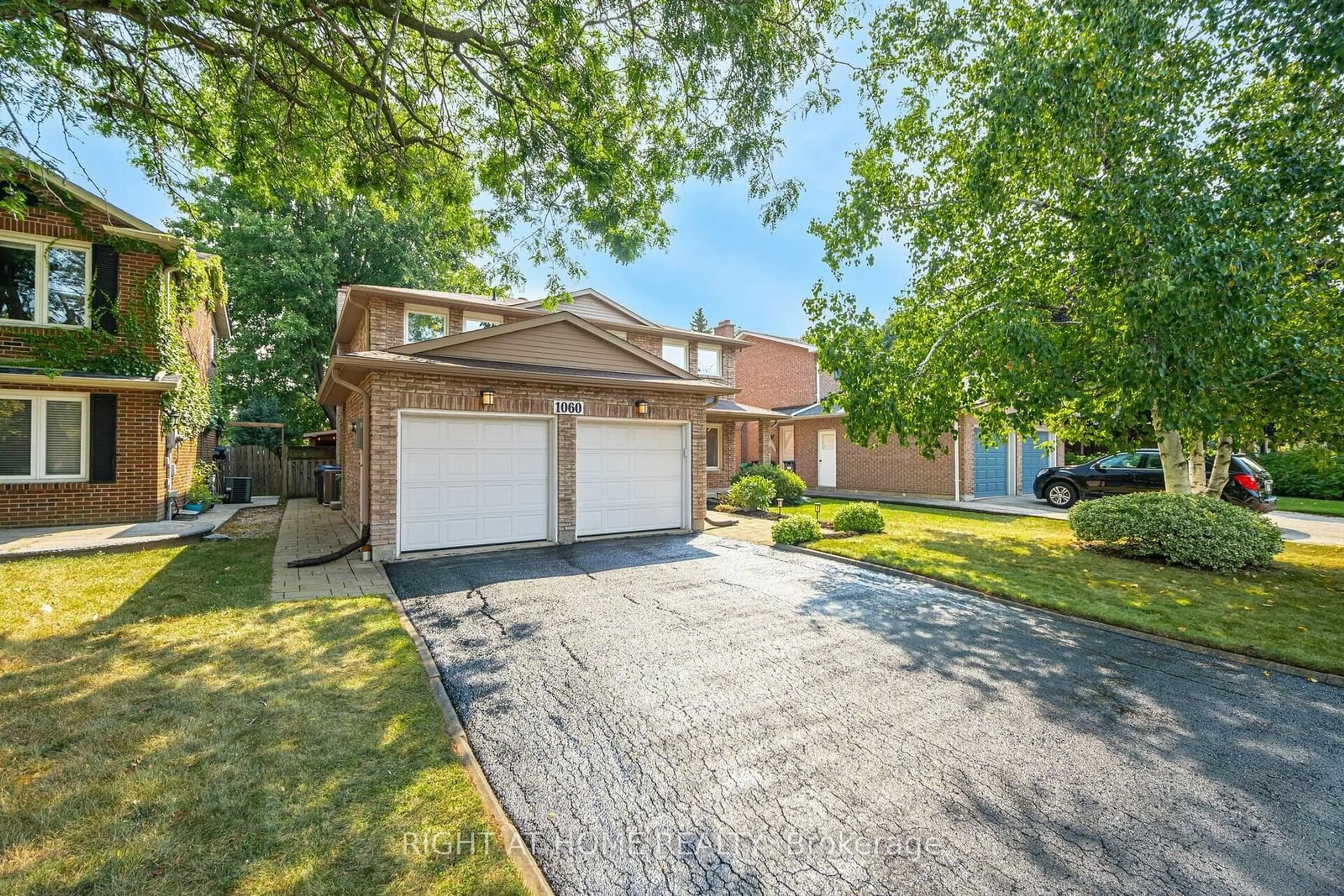 Home with brick exterior material for 1060 Vanier Dr, Mississauga Ontario L5H 3X1