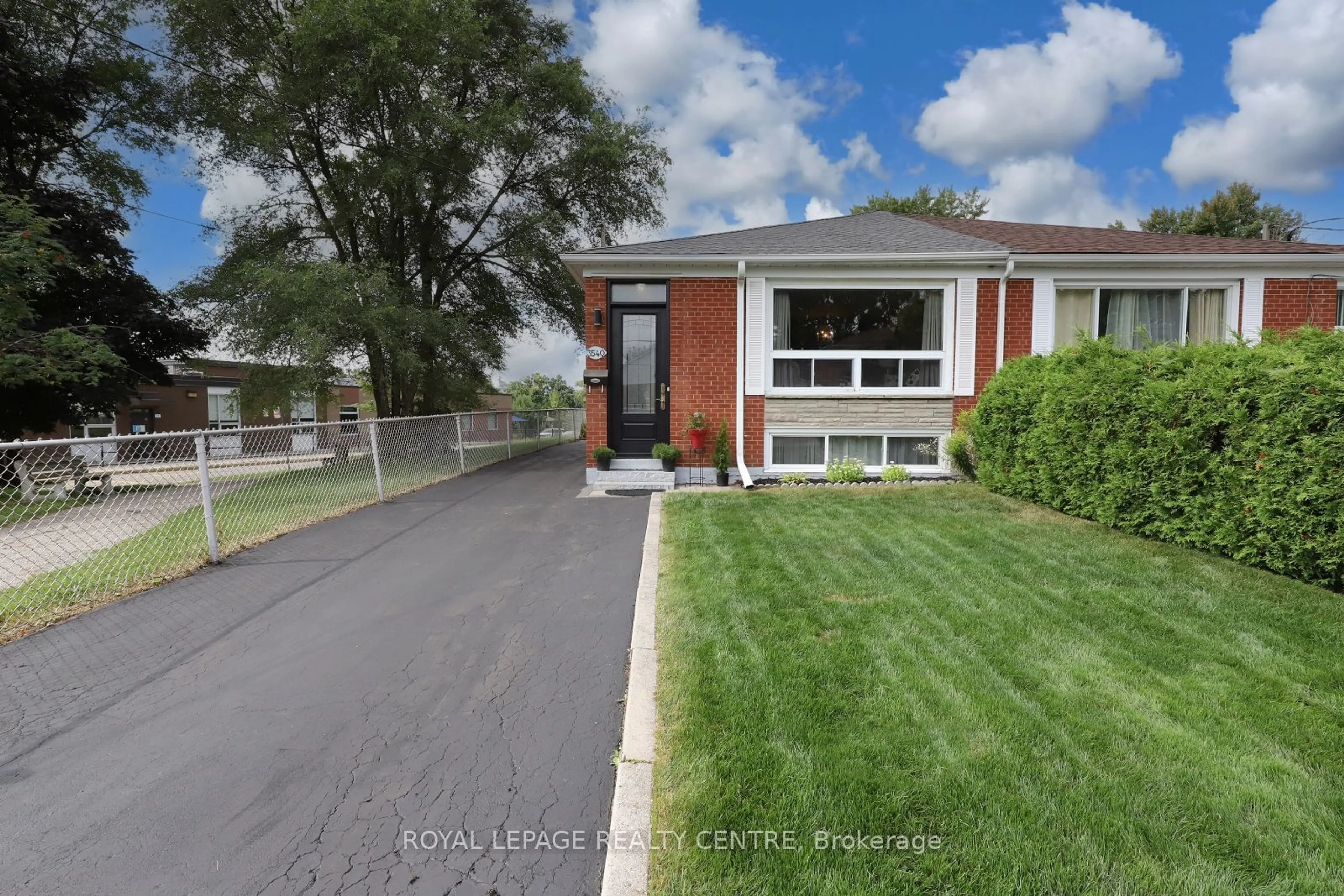 Frontside or backside of a home for 3540 Queenston Dr, Mississauga Ontario L5C 2G6