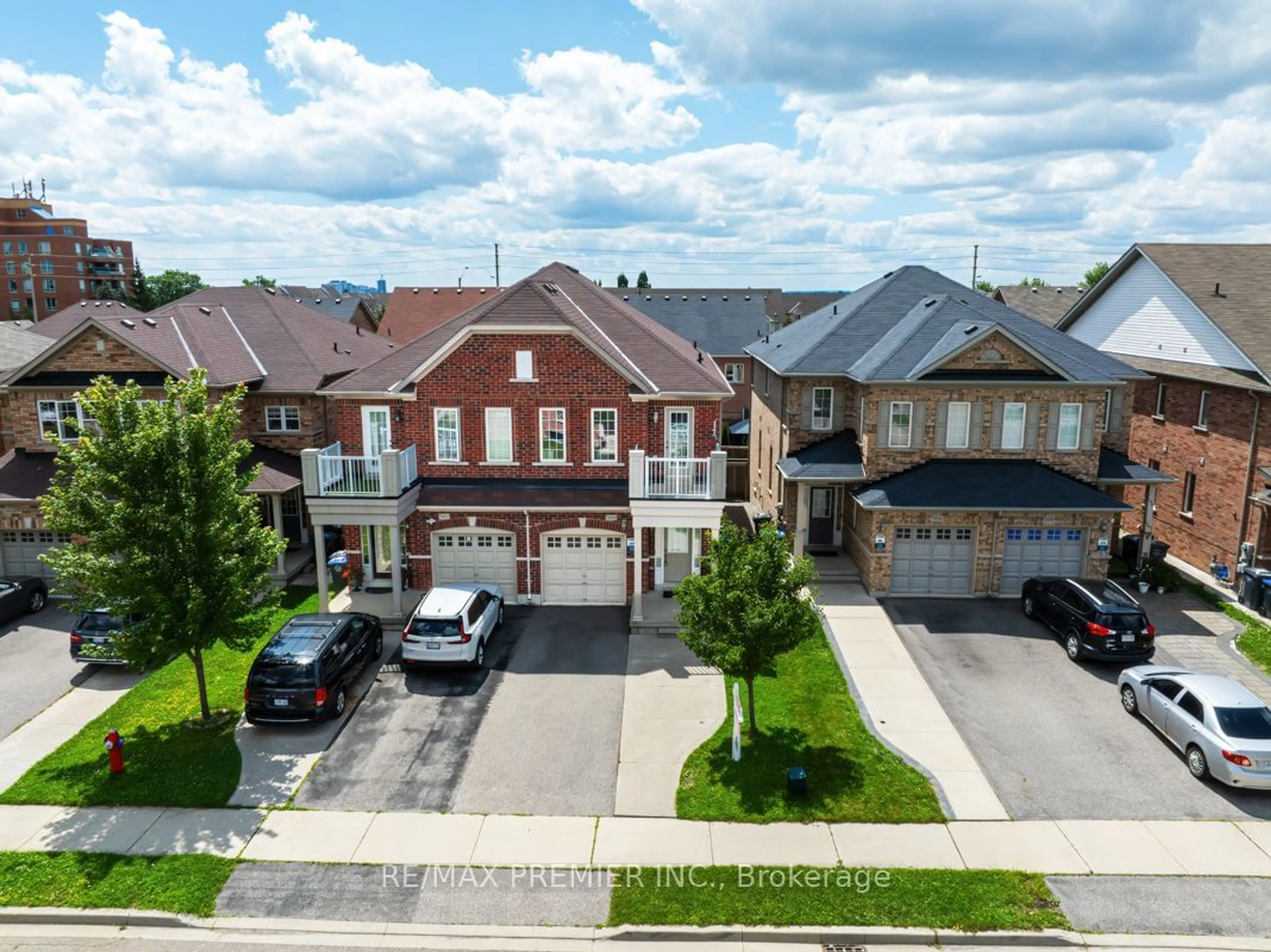 Frontside or backside of a home, the street view for 5414 Bellaggio Cres, Mississauga Ontario L5V 0C8