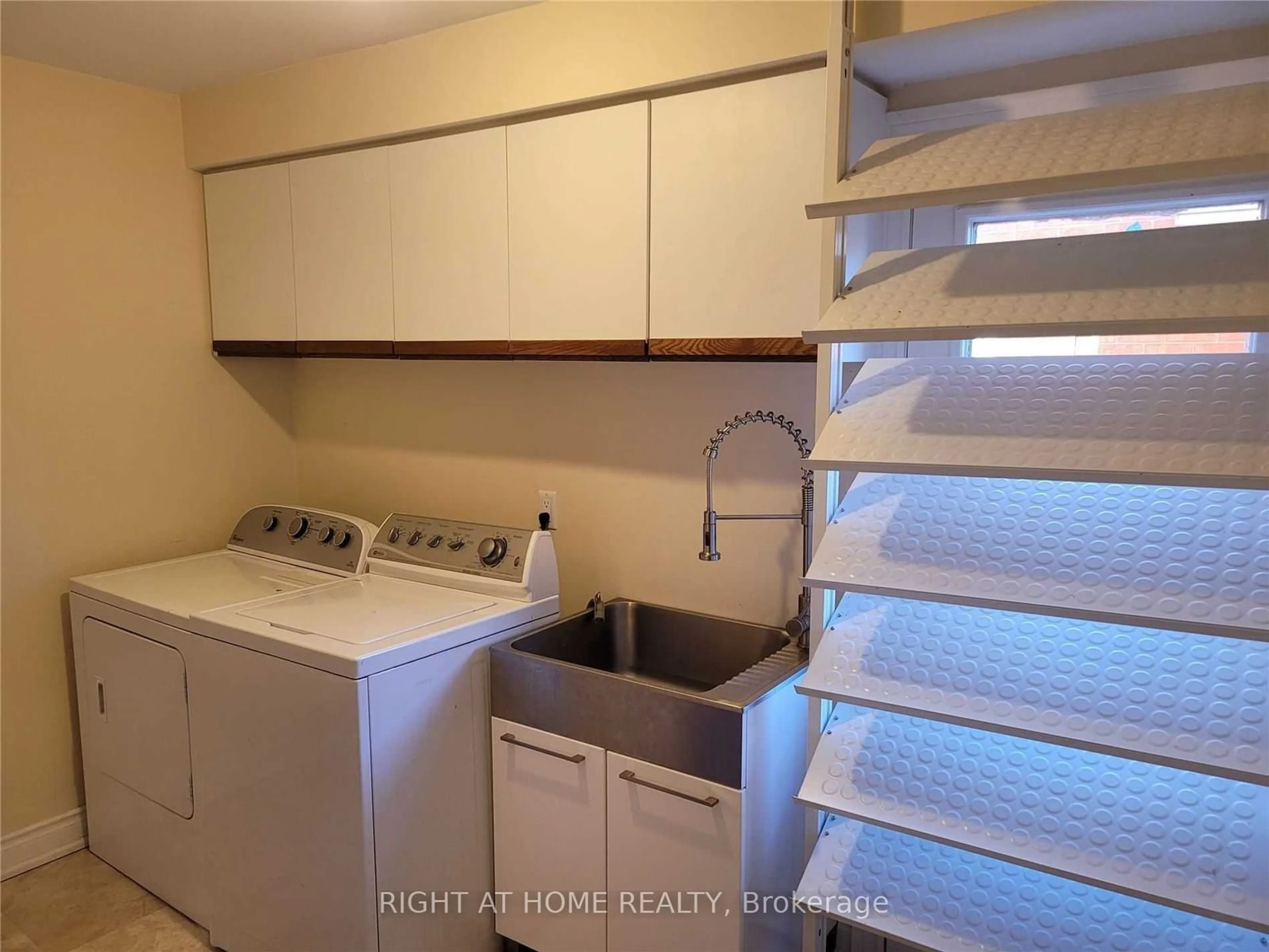 Laundry room for 1080 Glenashton Dr, Oakville Ontario L6H 4B9