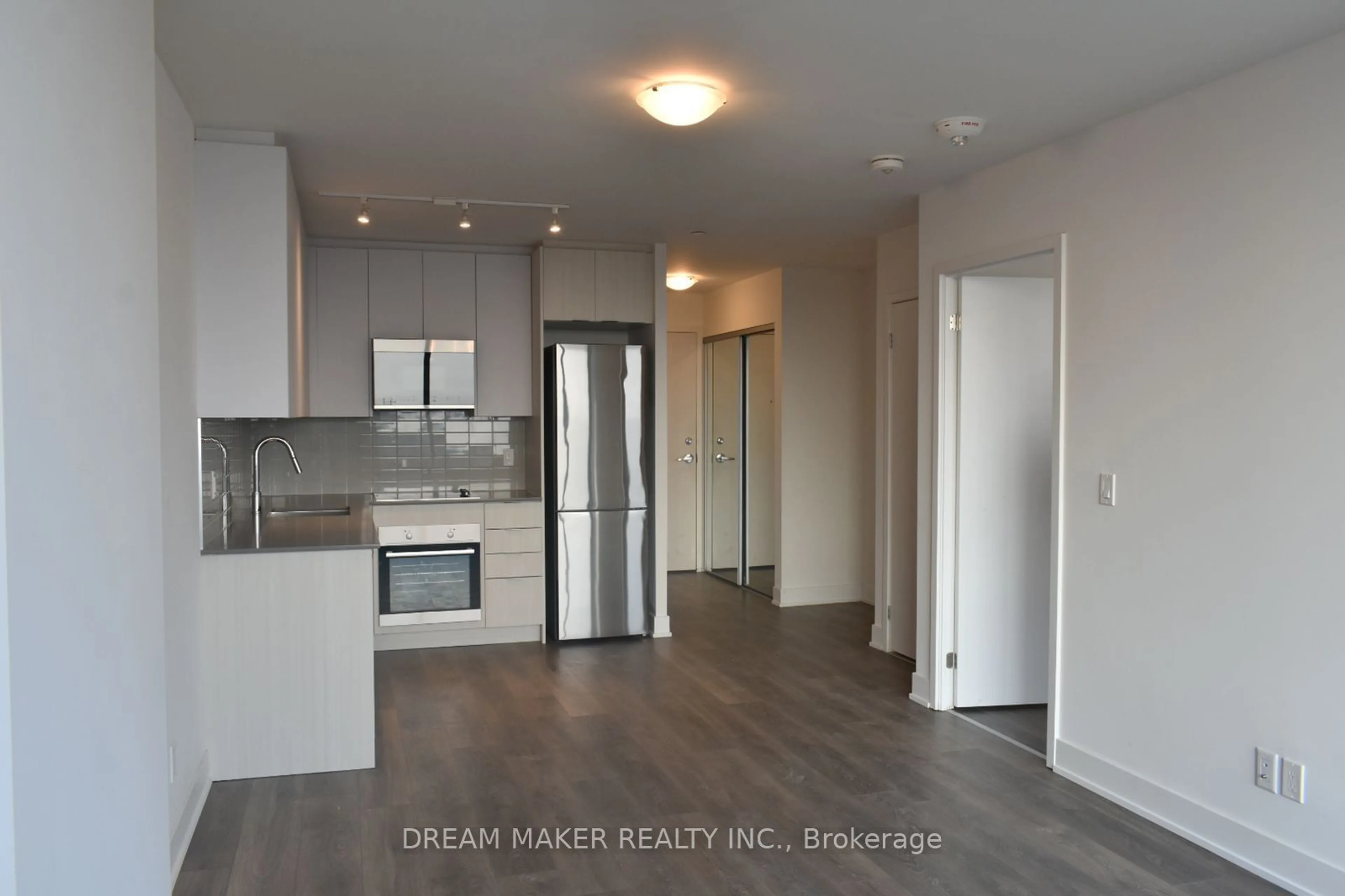 Open concept kitchen for 297 Oak Walk Dr #404, Oakville Ontario L6H 3R6