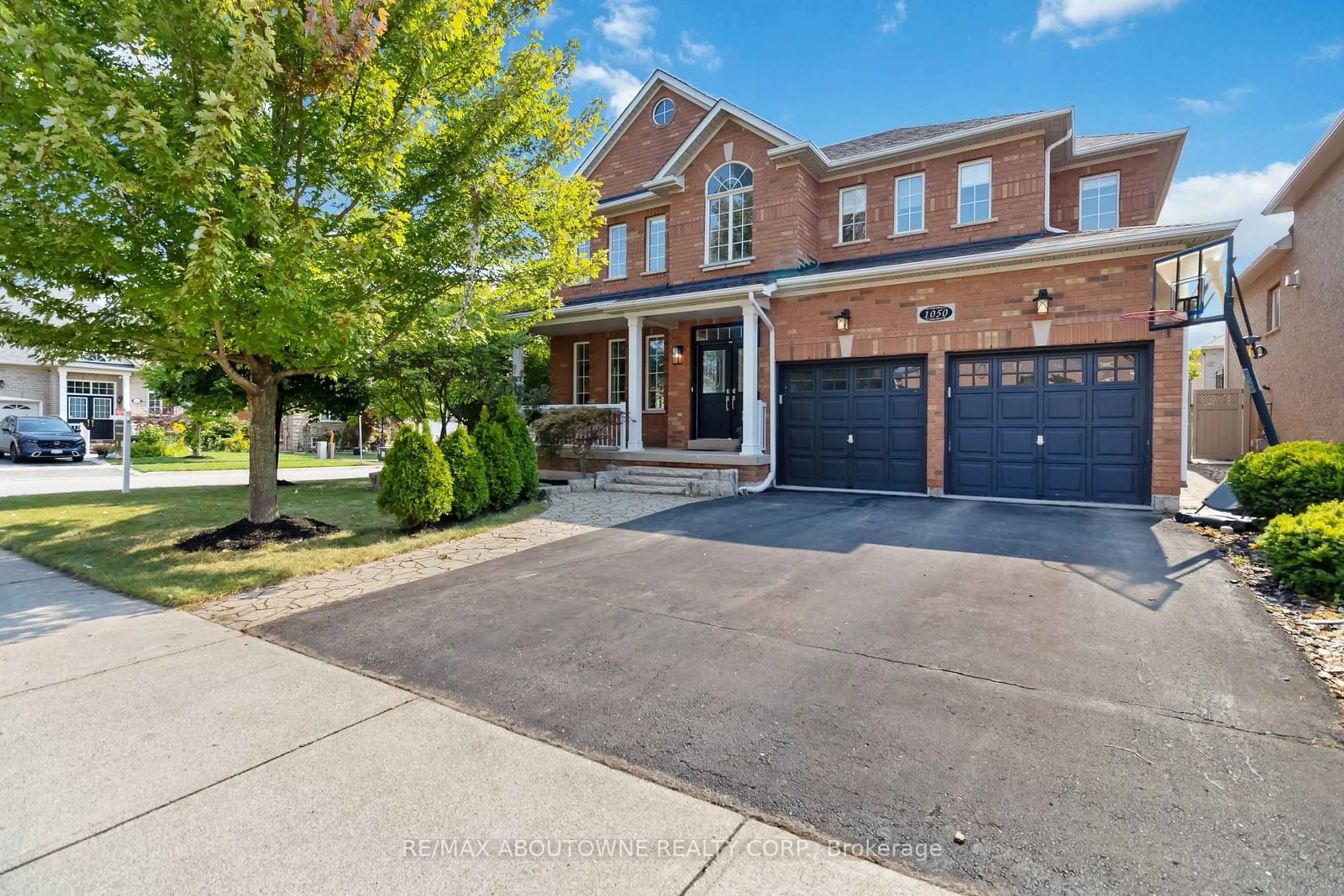 Home with brick exterior material for 1050 Lonsdale Lane, Oakville Ontario L6H 7L5