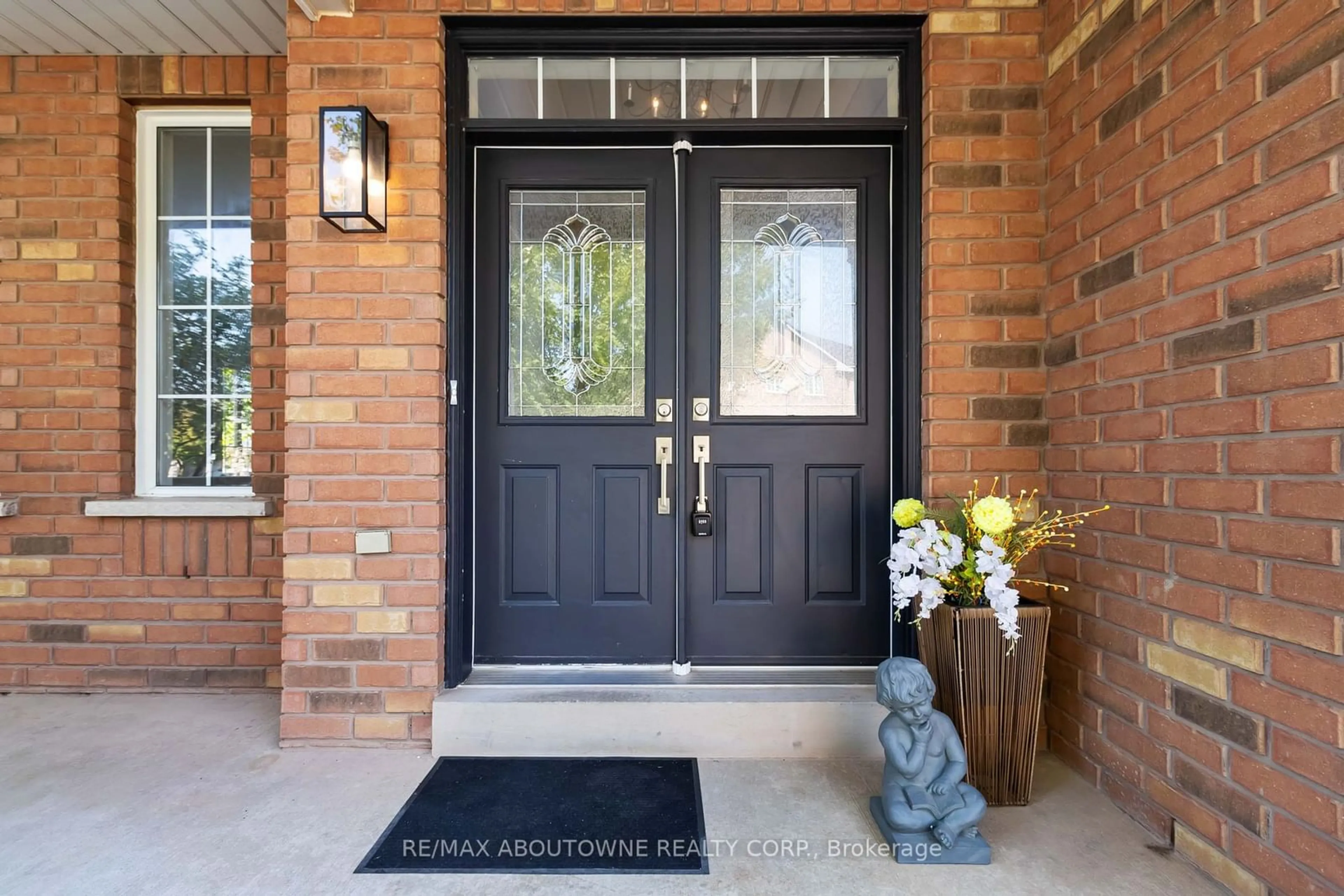 Indoor entryway for 1050 Lonsdale Lane, Oakville Ontario L6H 7L5