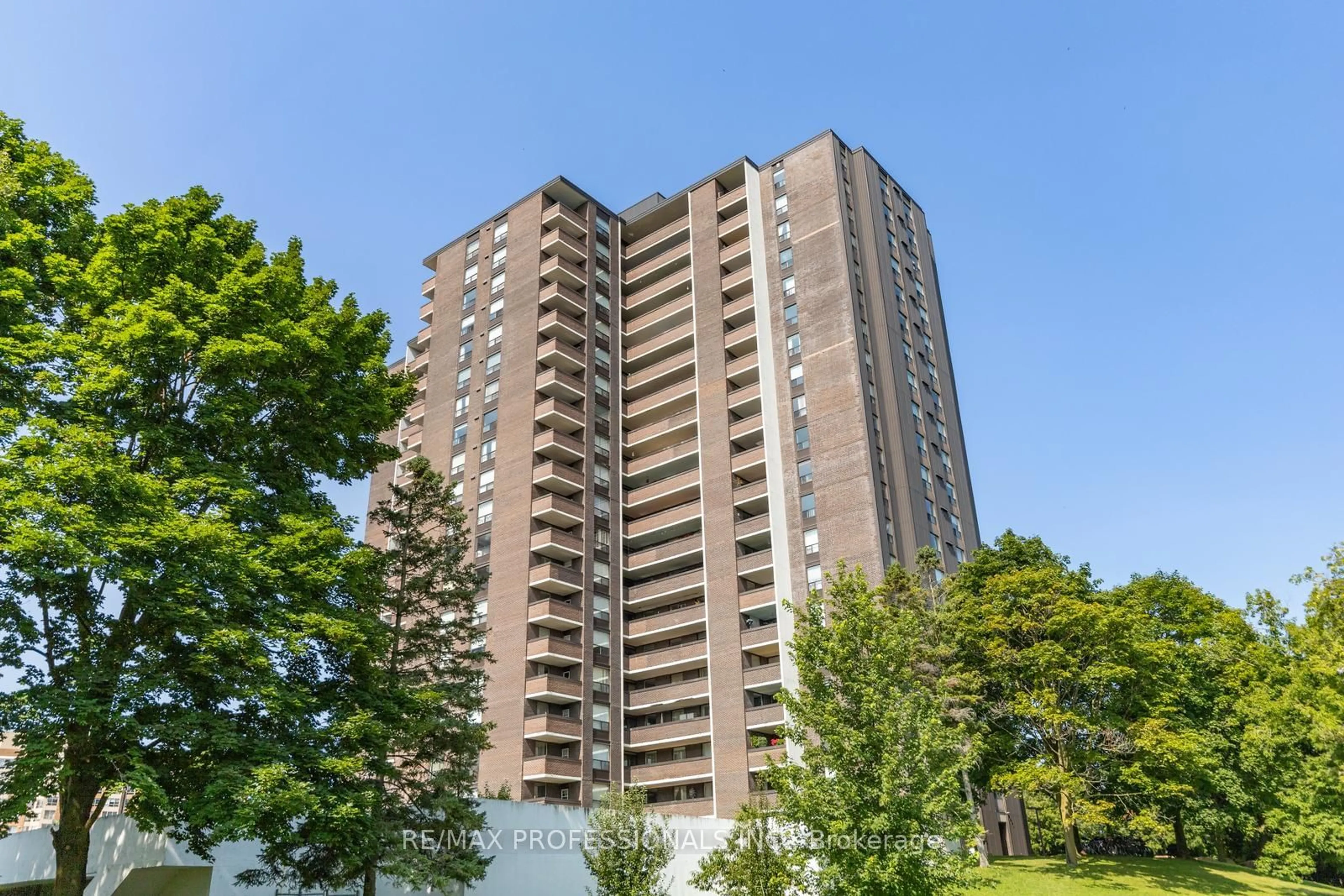 A pic from exterior of the house or condo for 1535 Lakeshore Rd #808, Mississauga Ontario L5E 3E2