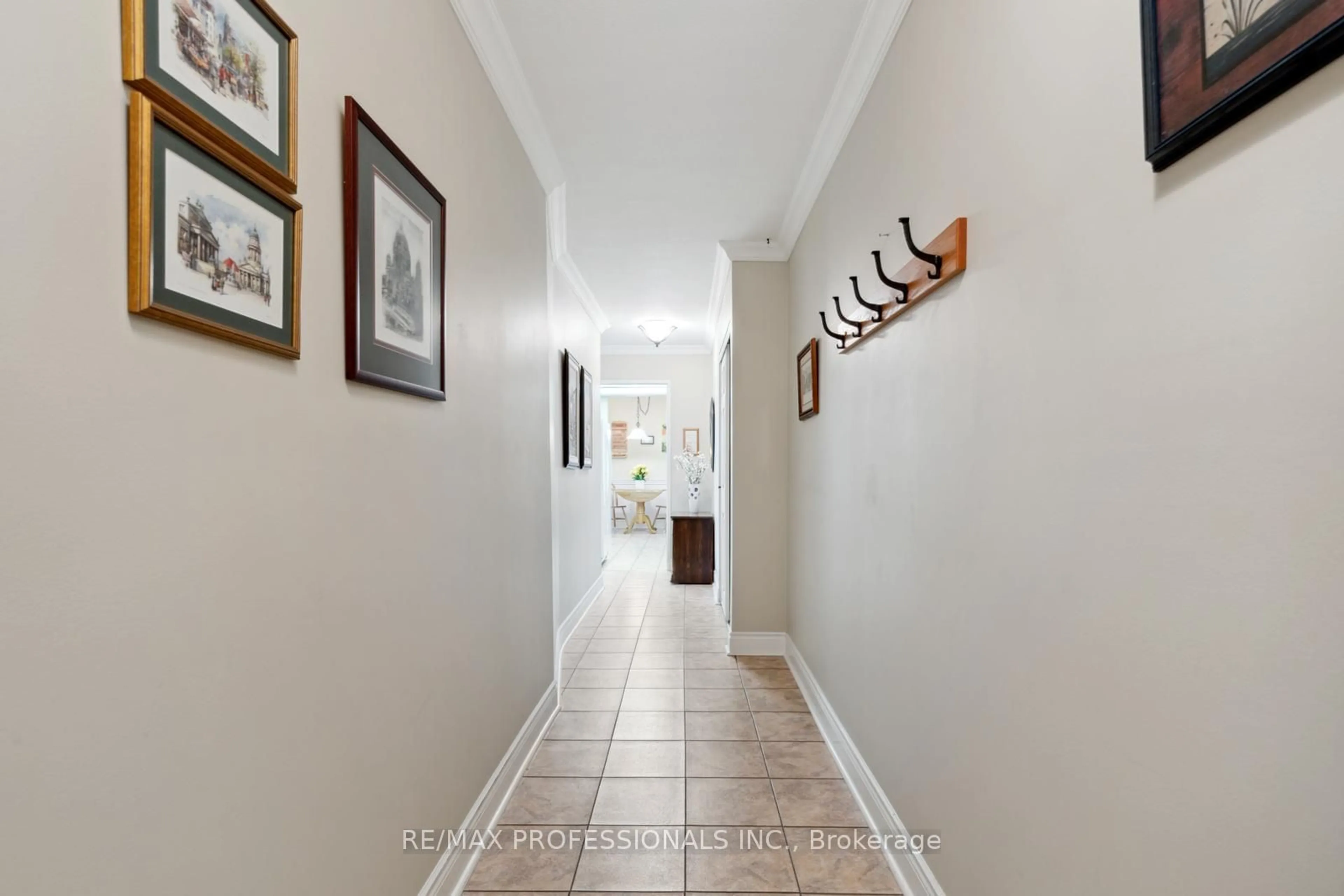 Indoor entryway for 1535 Lakeshore Rd #808, Mississauga Ontario L5E 3E2