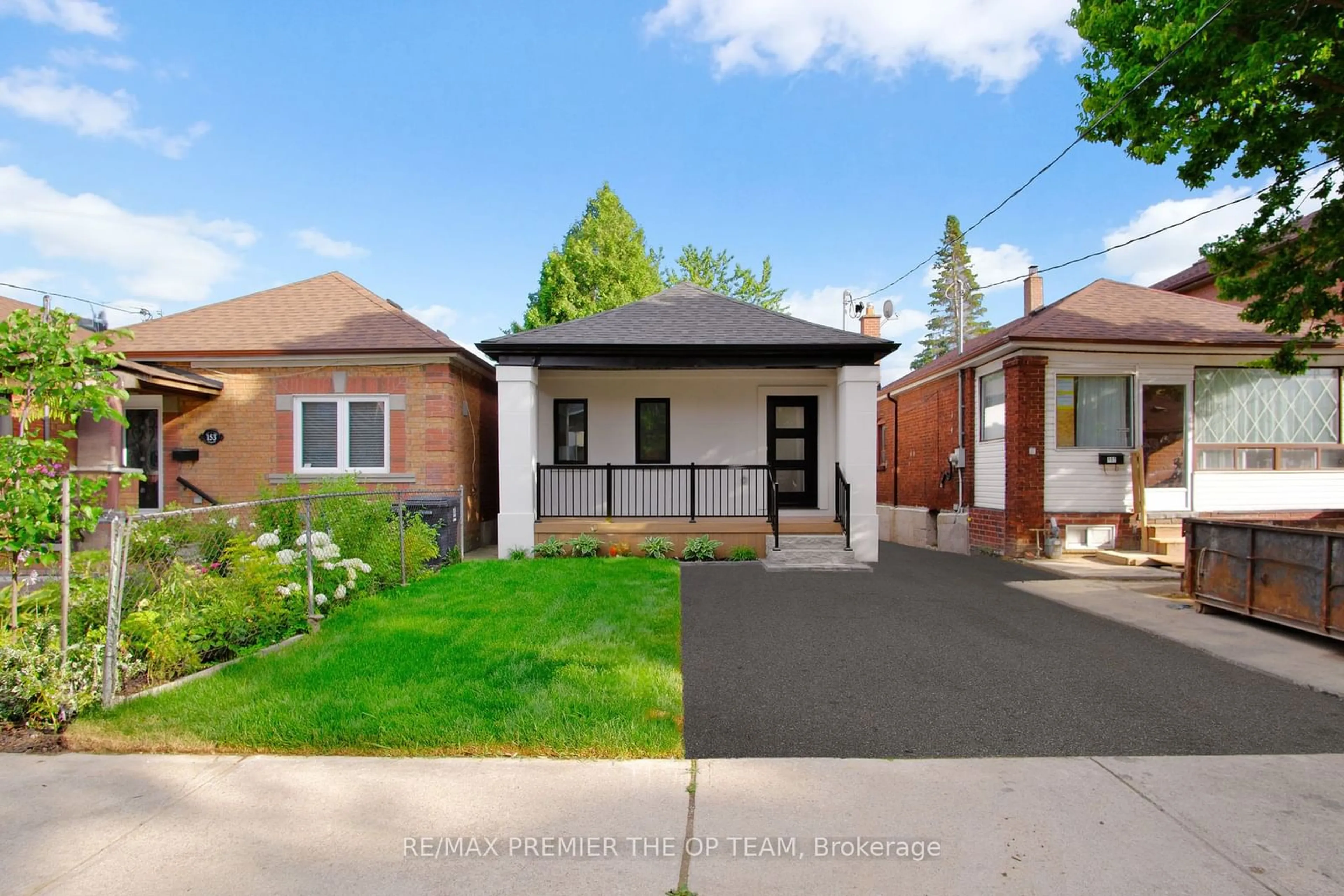 Frontside or backside of a home for 155 Northland Ave, Toronto Ontario M5N 2E4