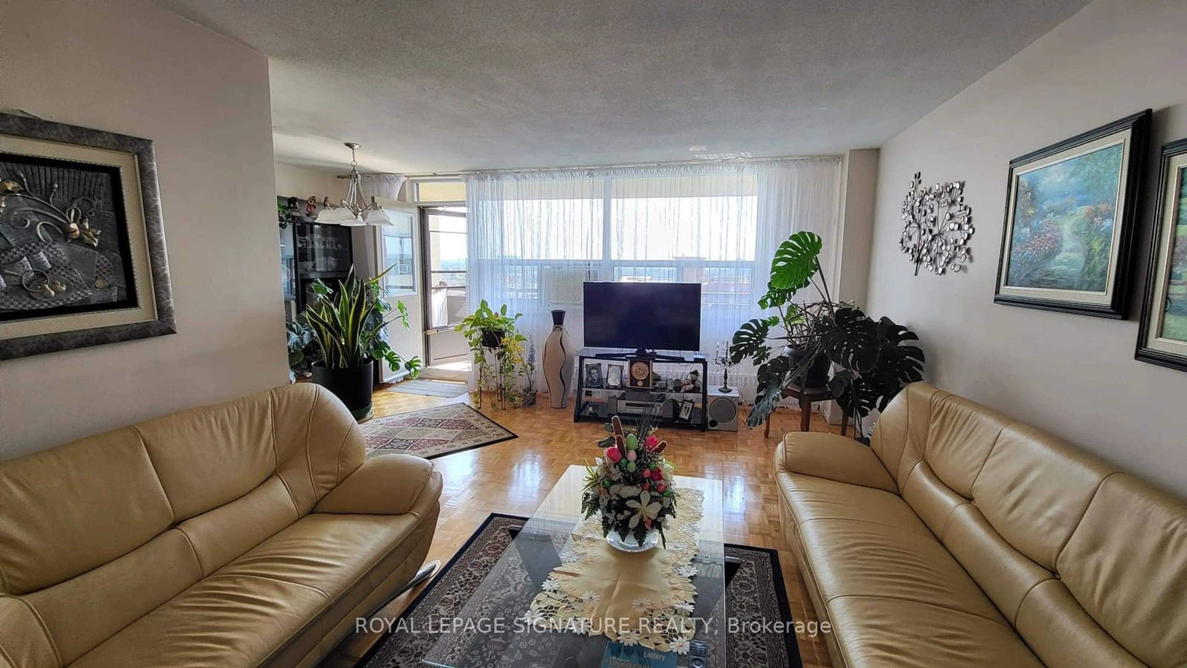 Living room, wood floors for 5 Frith Rd #912, Toronto Ontario M3N 2L5