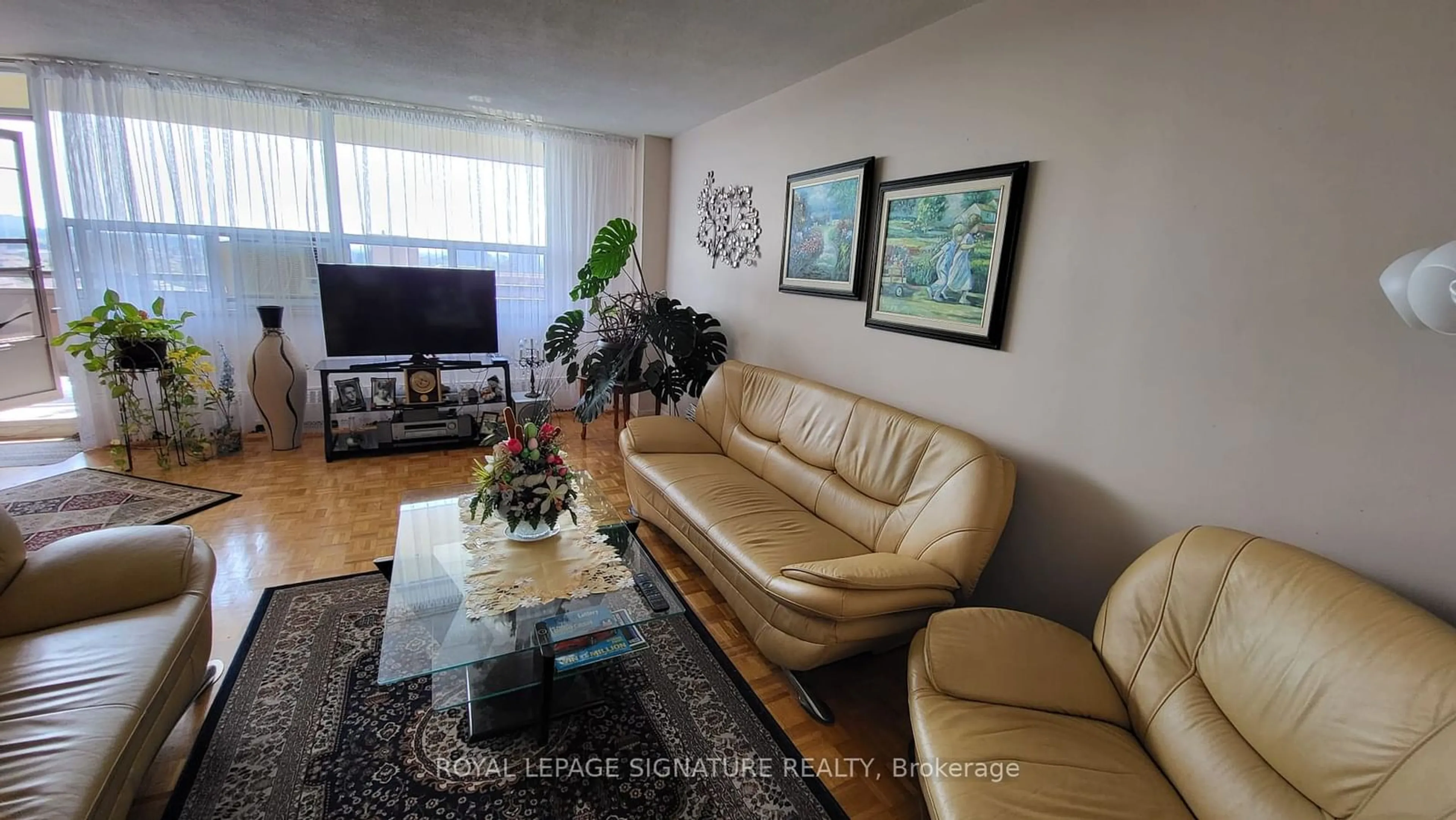 Living room, wood floors for 5 Frith Rd #912, Toronto Ontario M3N 2L5