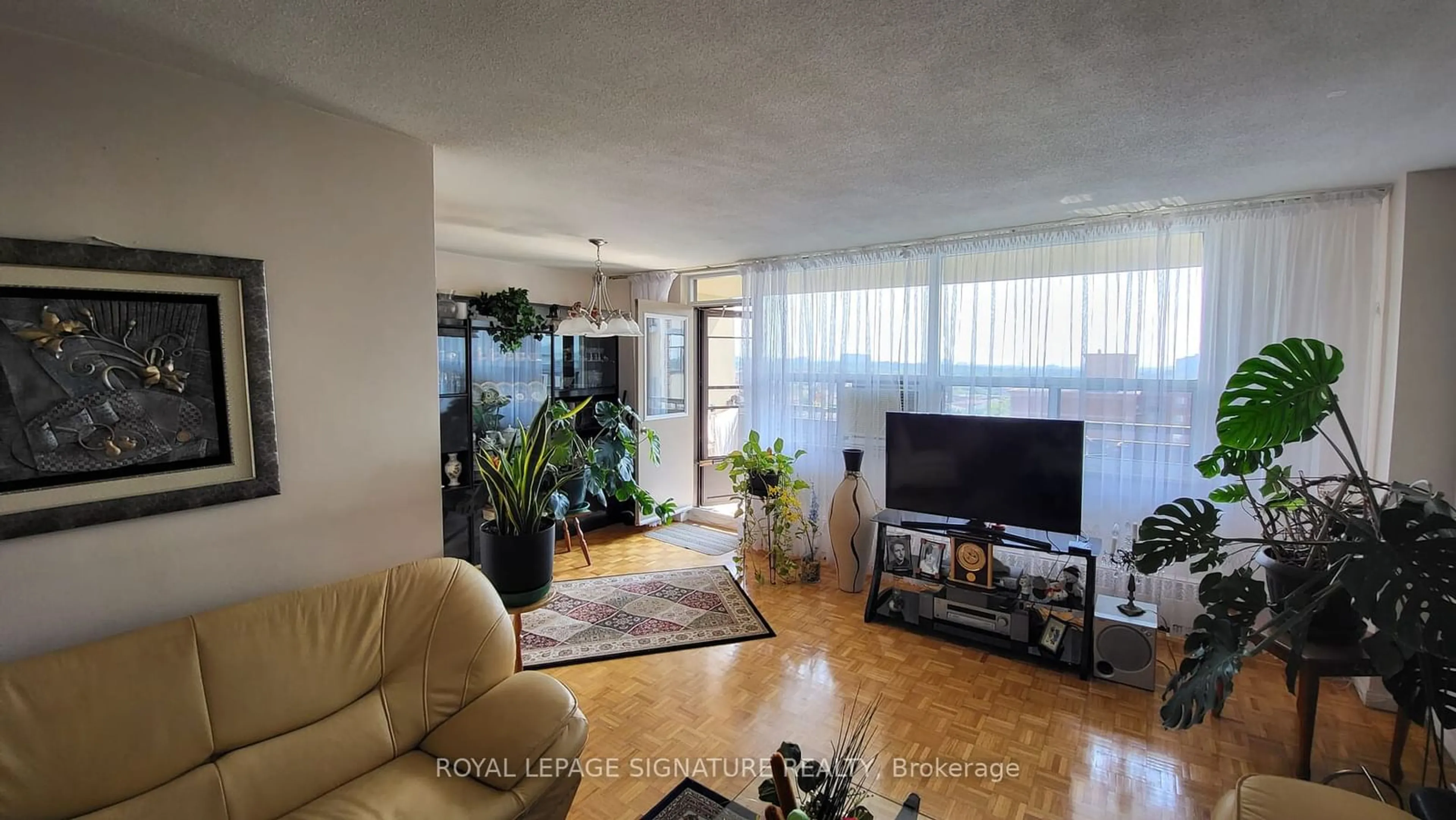 Living room, wood floors for 5 Frith Rd #912, Toronto Ontario M3N 2L5