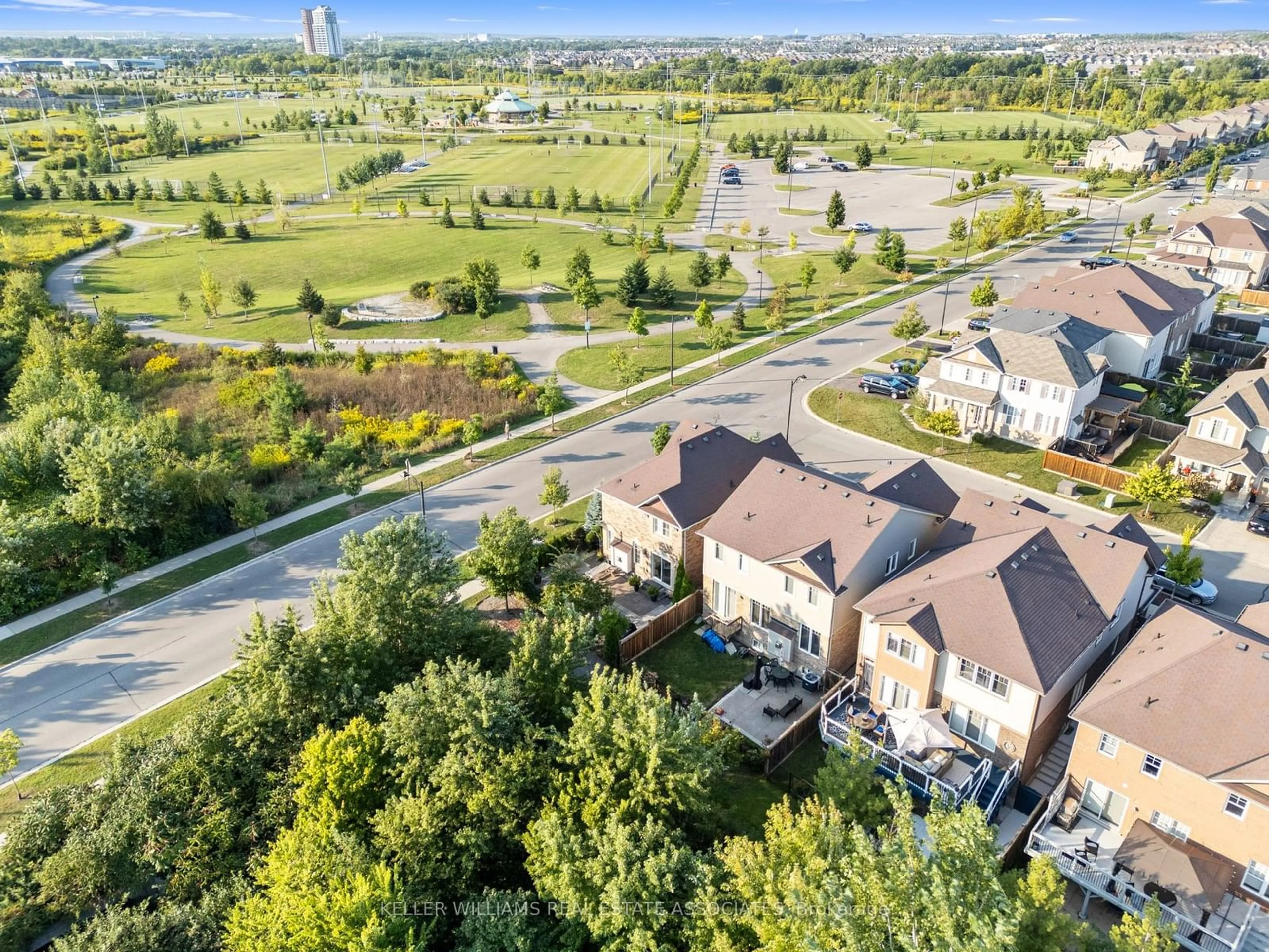 A pic from exterior of the house or condo, the street view for 1002 Solomon Crt, Milton Ontario L9T 8G9