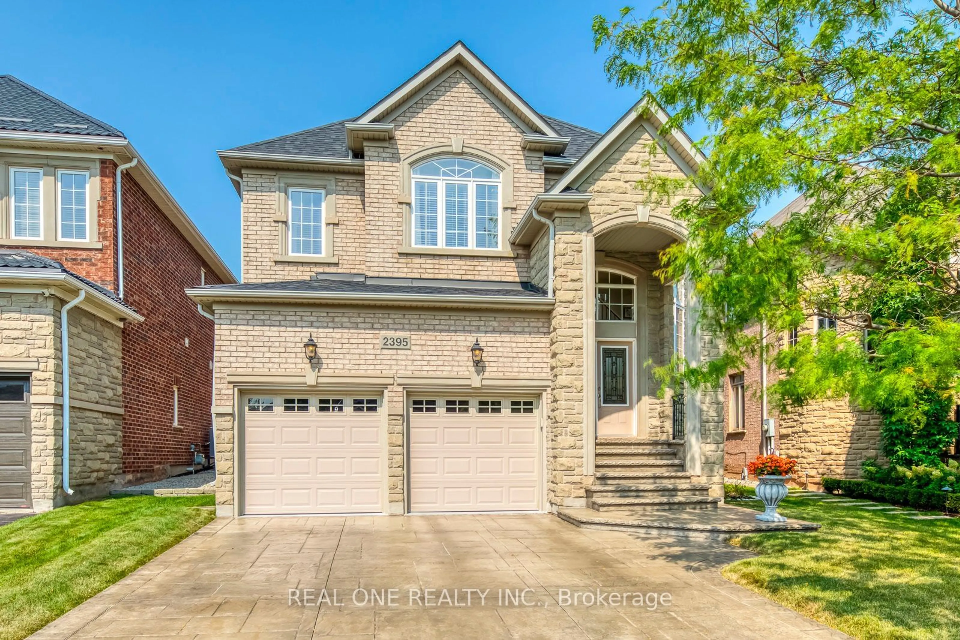 Home with brick exterior material for 2395 Thruxton Dr, Oakville Ontario L6H 0B3