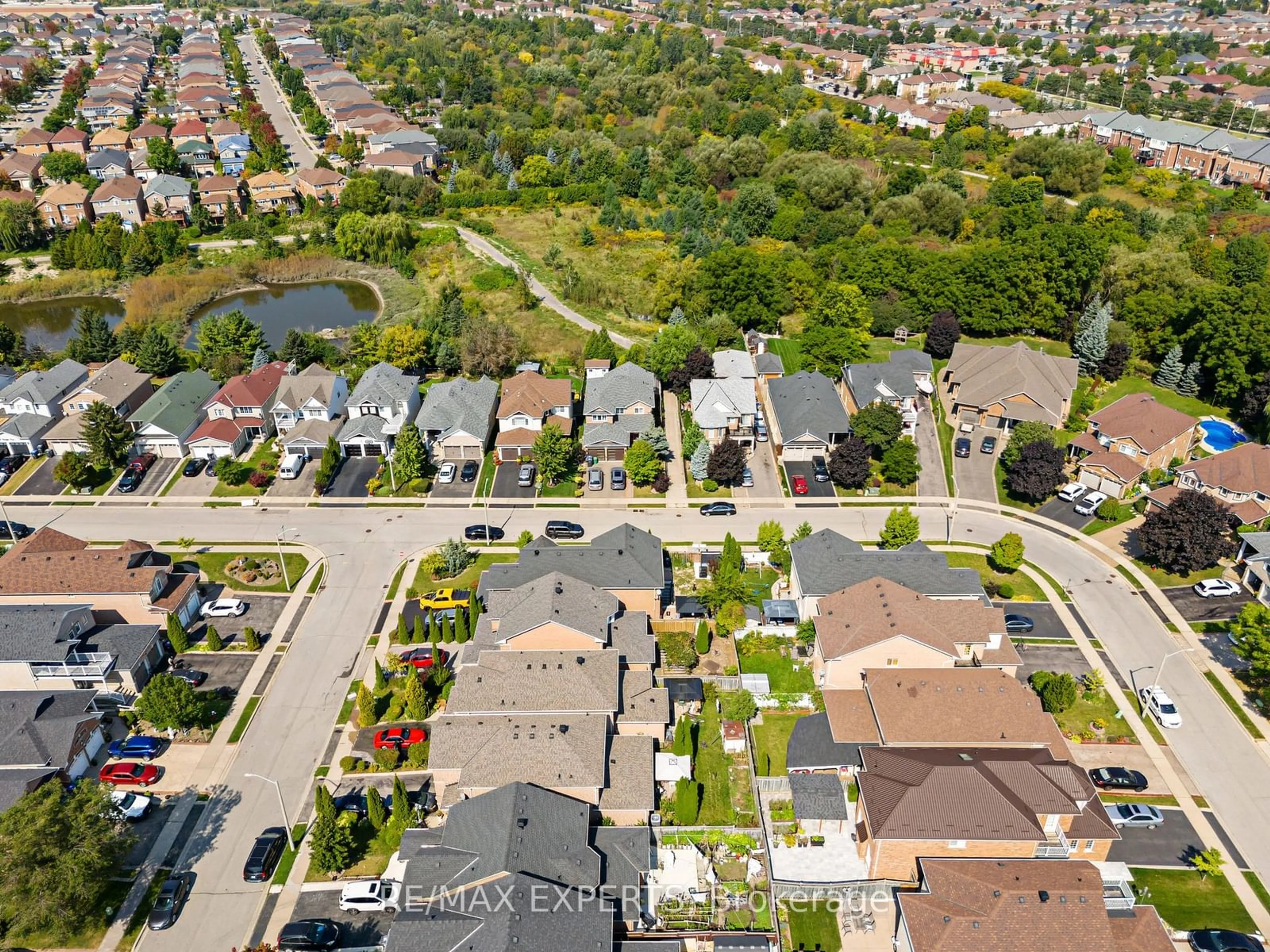 Frontside or backside of a home, the street view for 4 Split Rail Rd, Brampton Ontario L6X 4S1