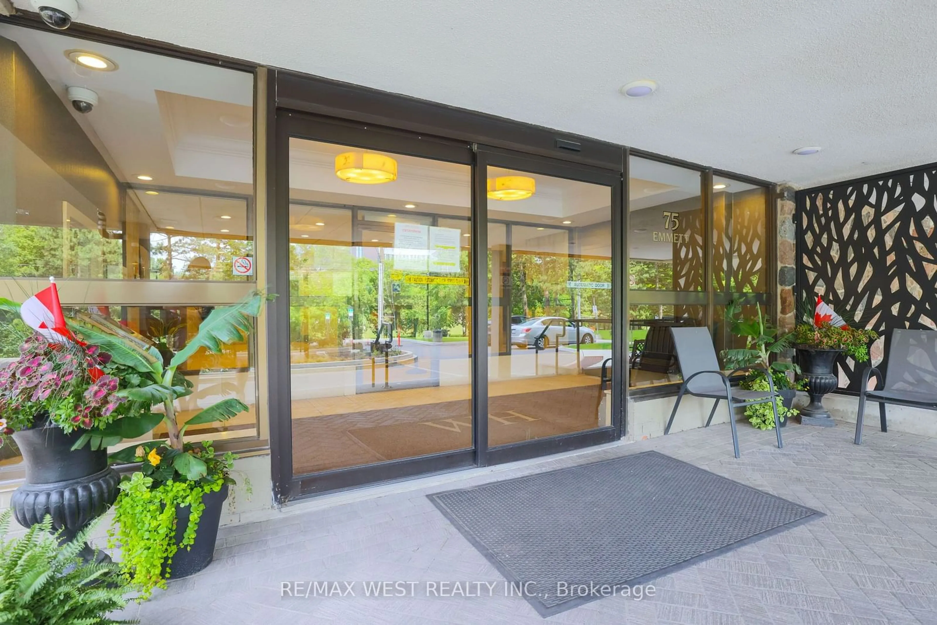 Indoor foyer, cement floor for 75 Emmett Ave #212, Toronto Ontario M6M 5A7