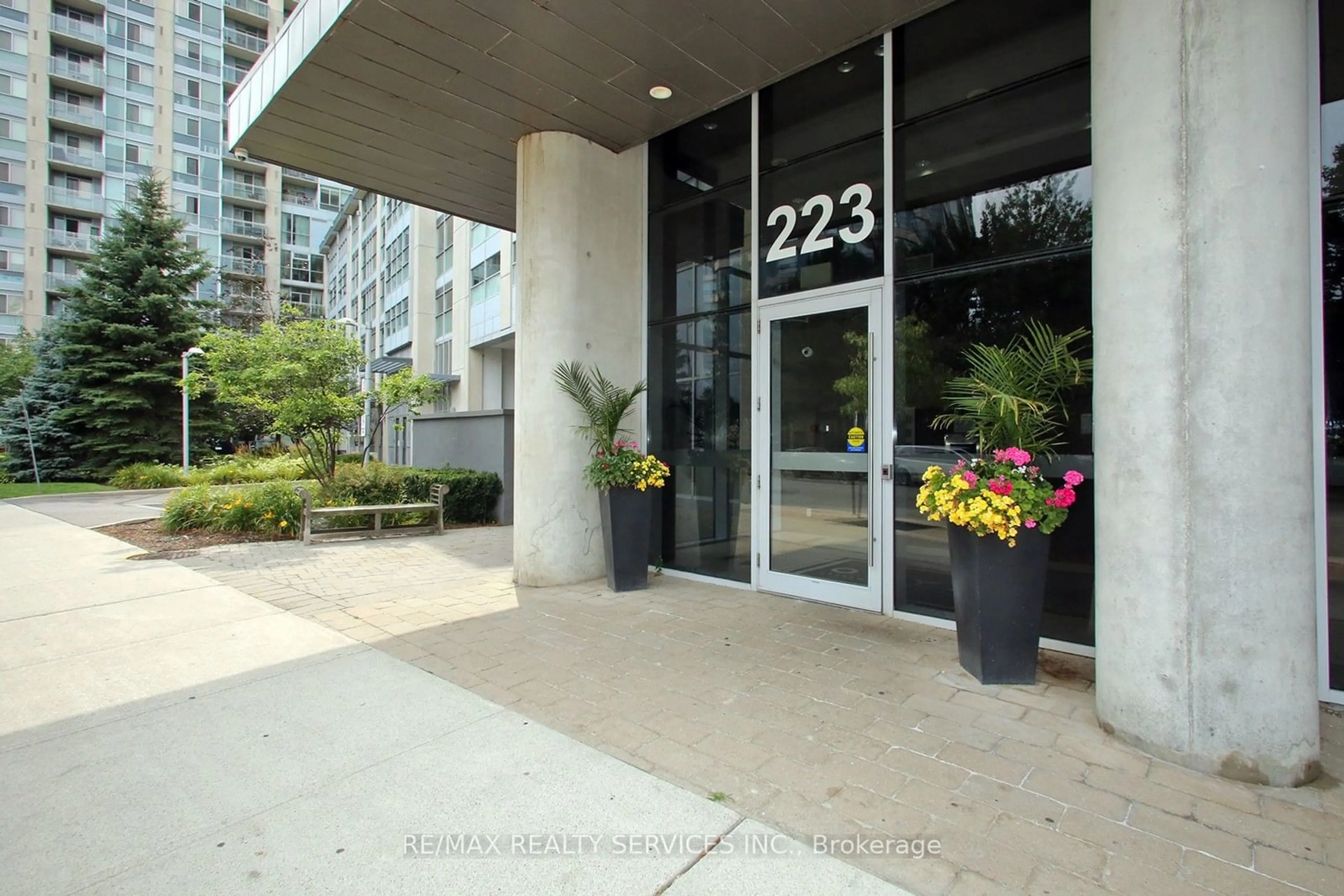 Indoor foyer for 223 Webb Dr #2807, Mississauga Ontario L5B 0E8