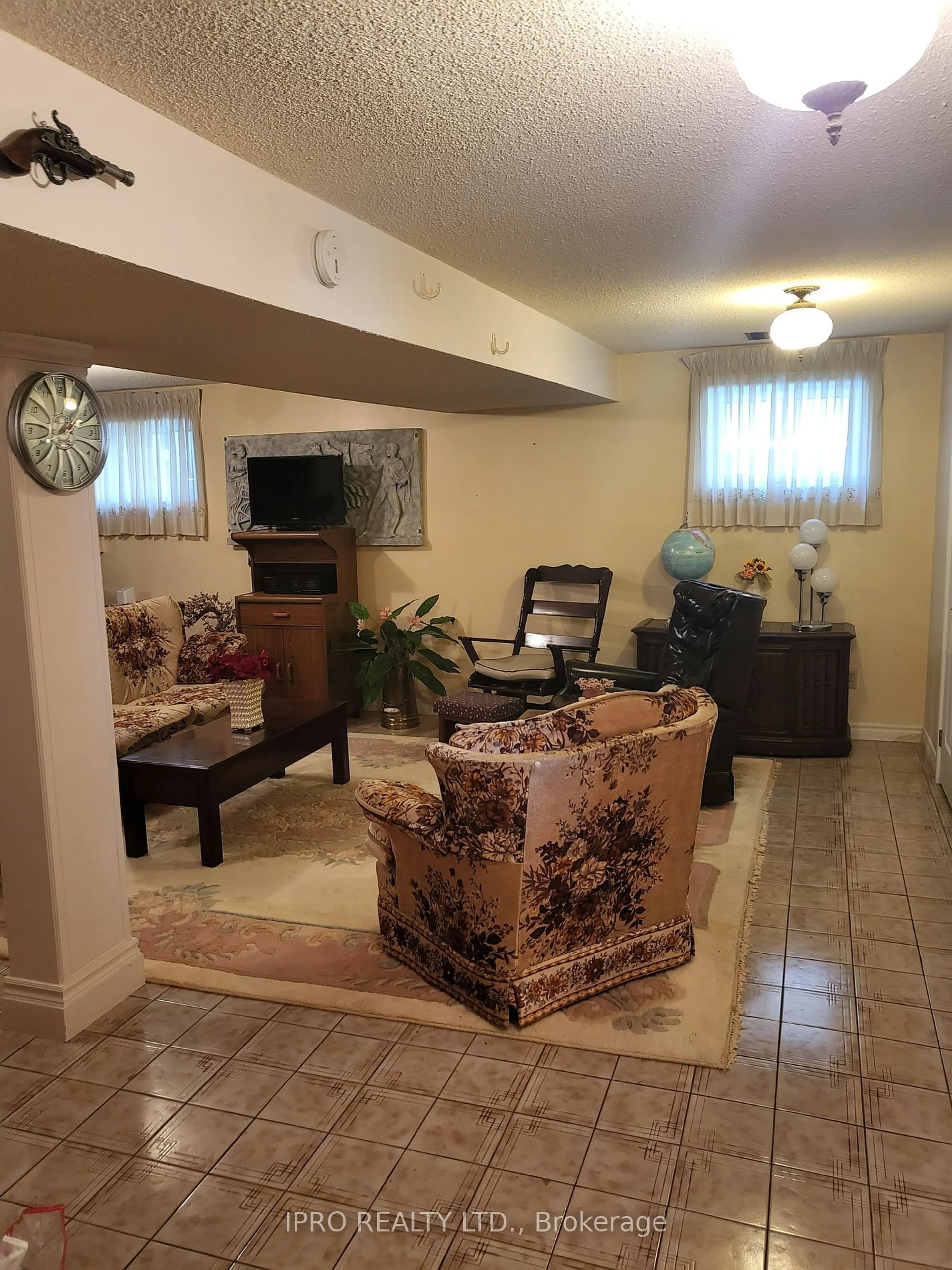 Living room for 4239 ROCKWOOD Rd, Mississauga Ontario L4W 1L9