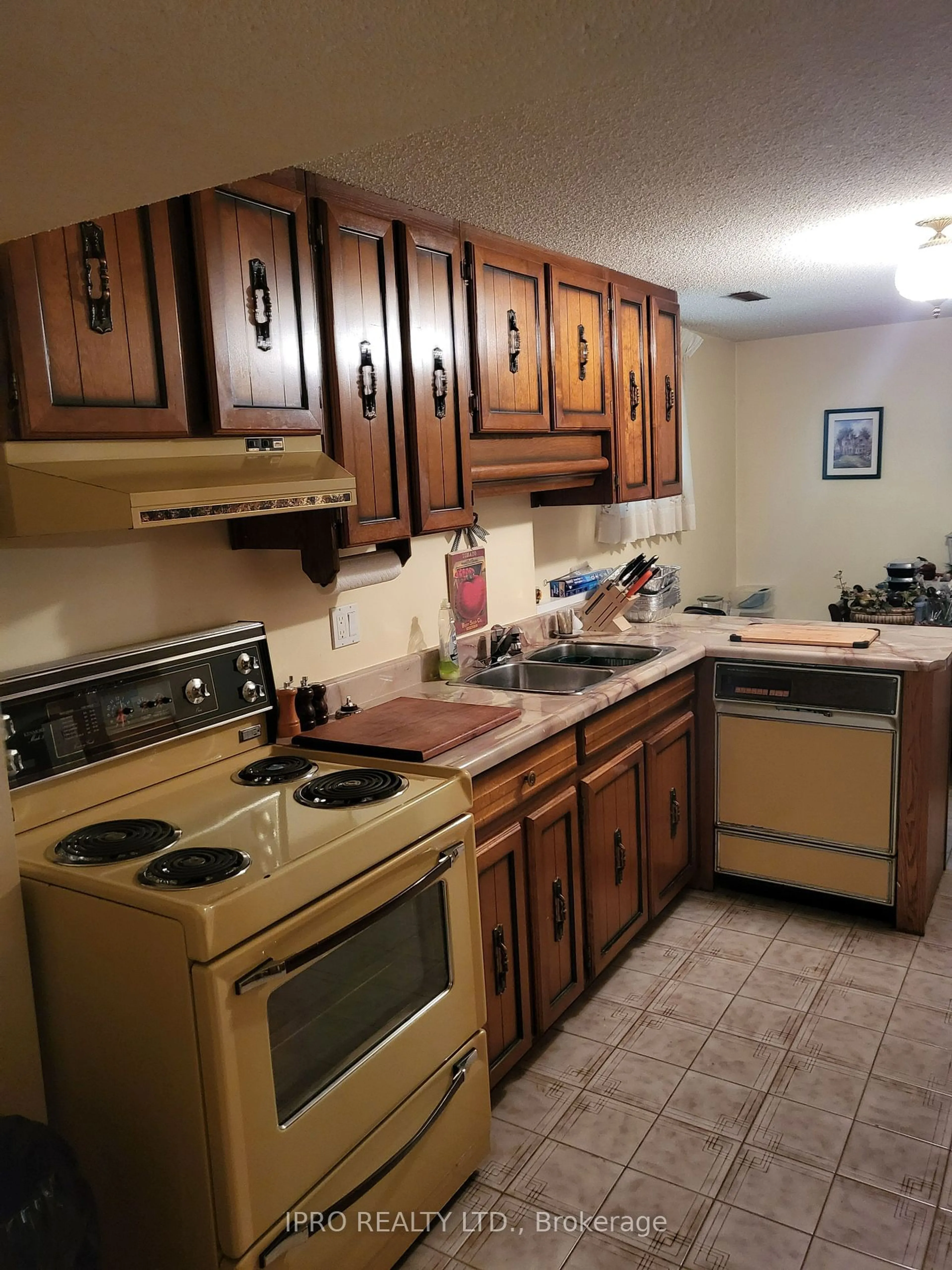 Standard kitchen for 4239 ROCKWOOD Rd, Mississauga Ontario L4W 1L9