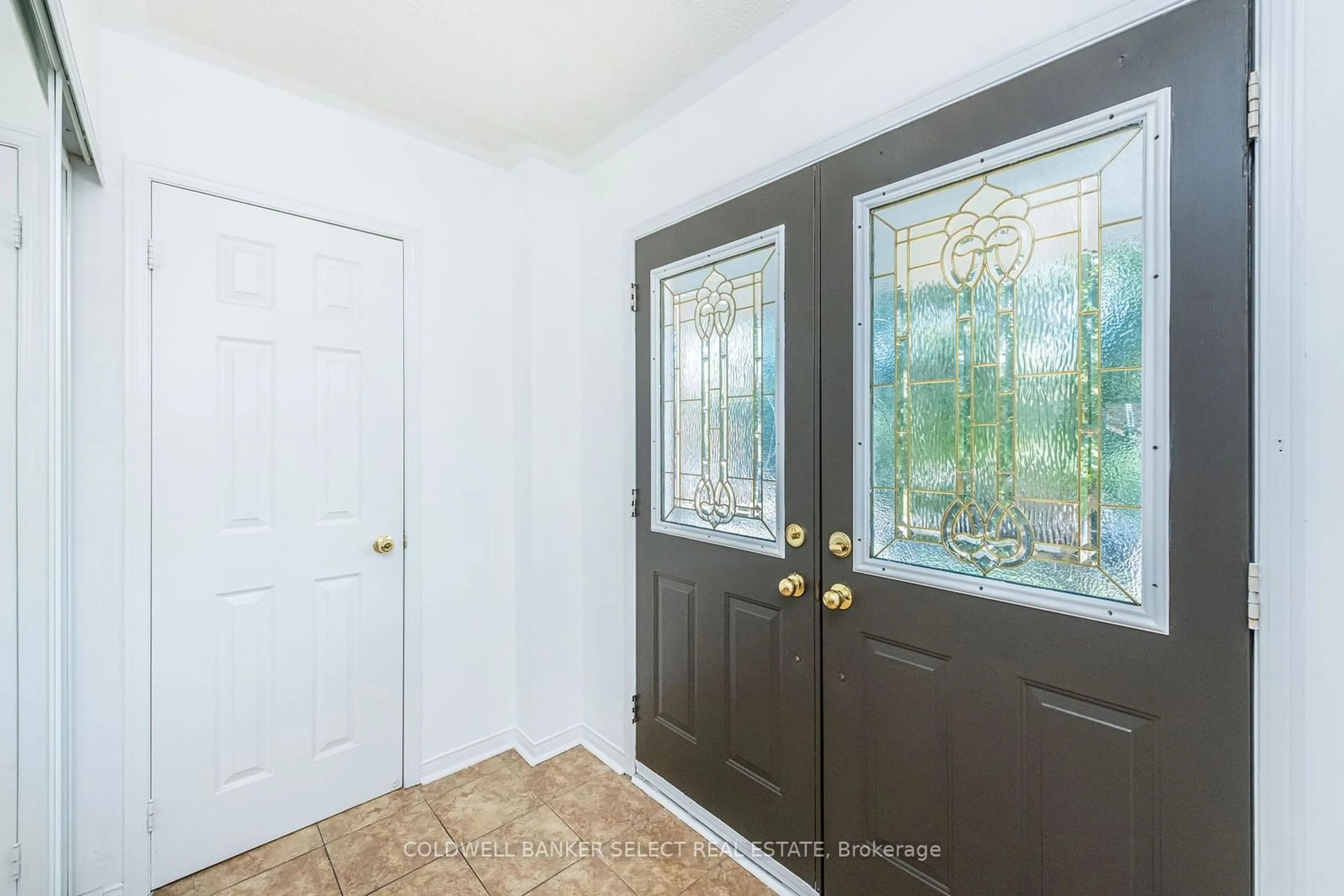 Indoor entryway, wood floors for 17 Roxton Cres, Brampton Ontario L7A 2A9