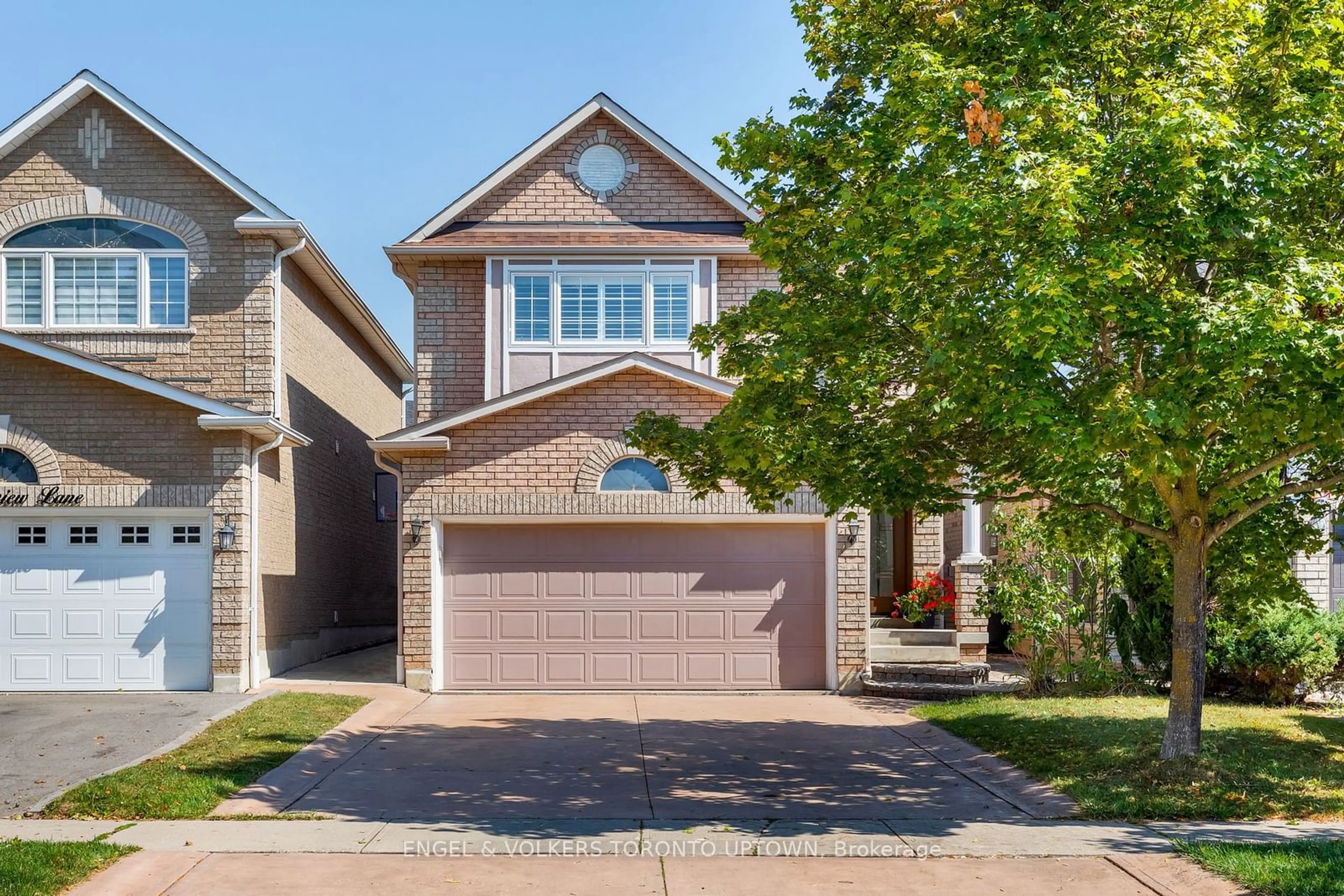 A pic from exterior of the house or condo, the street view for 48 Trailview Lane, Caledon Ontario L7E 2W1