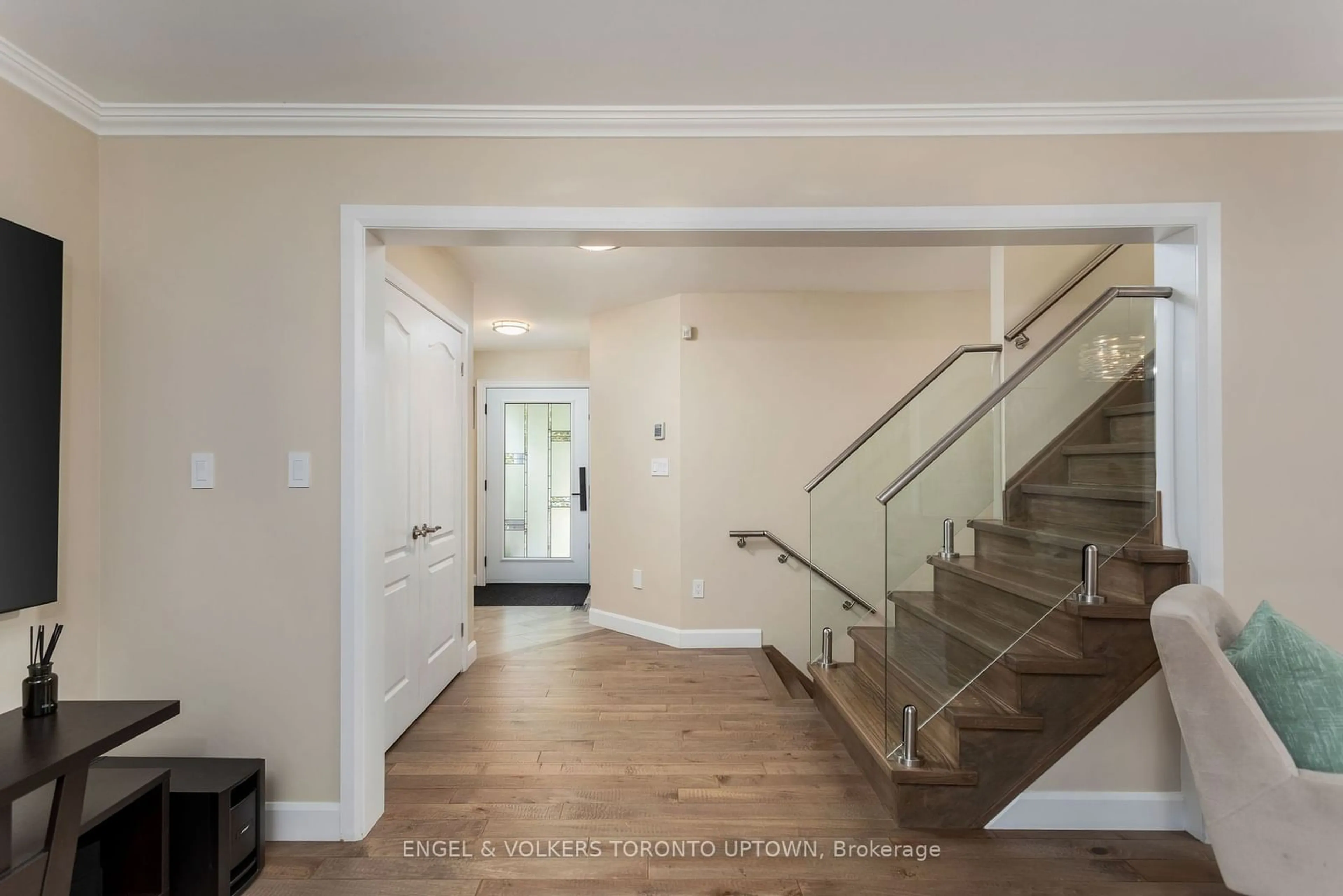 Indoor entryway, wood floors for 48 Trailview Lane, Caledon Ontario L7E 2W1