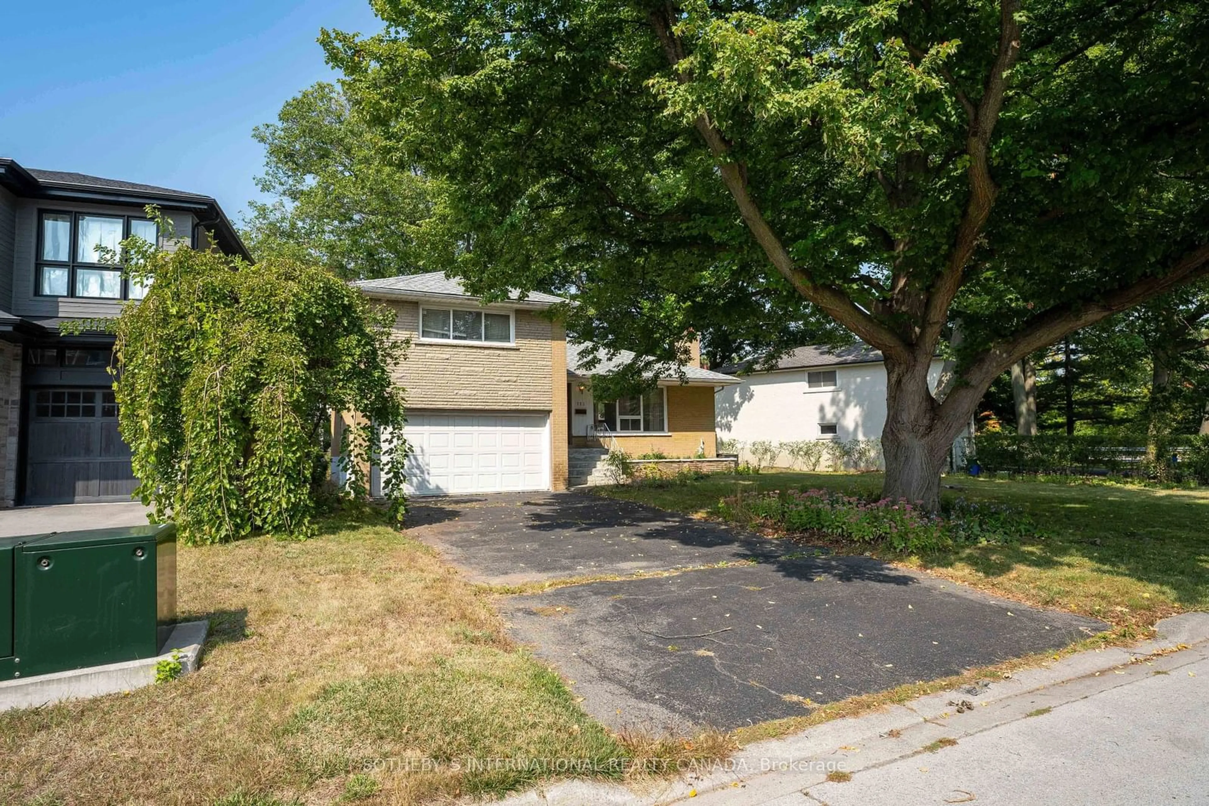 Frontside or backside of a home for 121 South Forster Park Dr, Oakville Ontario L6K 1Y6