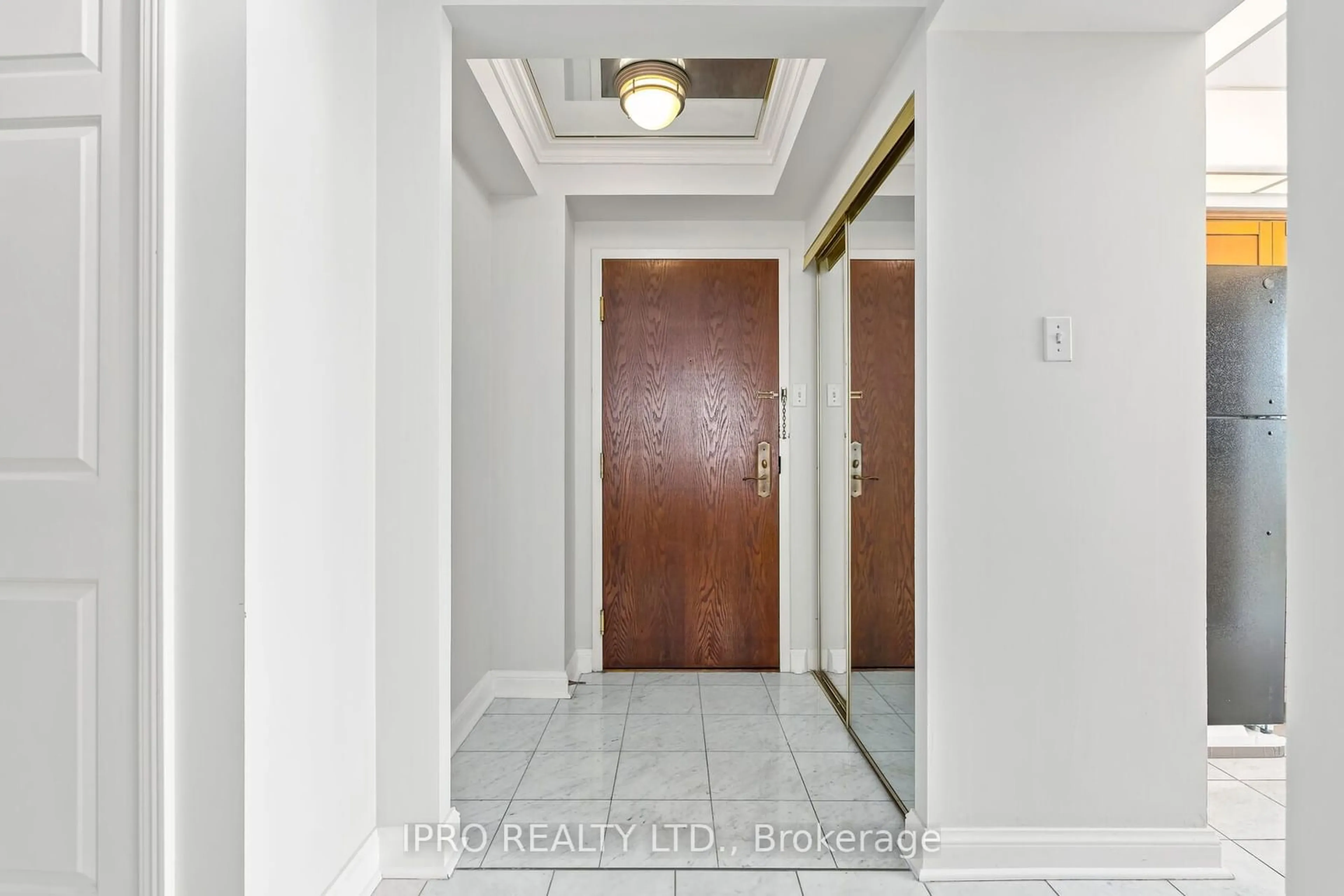 Indoor entryway, not visible floor for 22 Hanover Rd #909, Brampton Ontario L6S 5K7