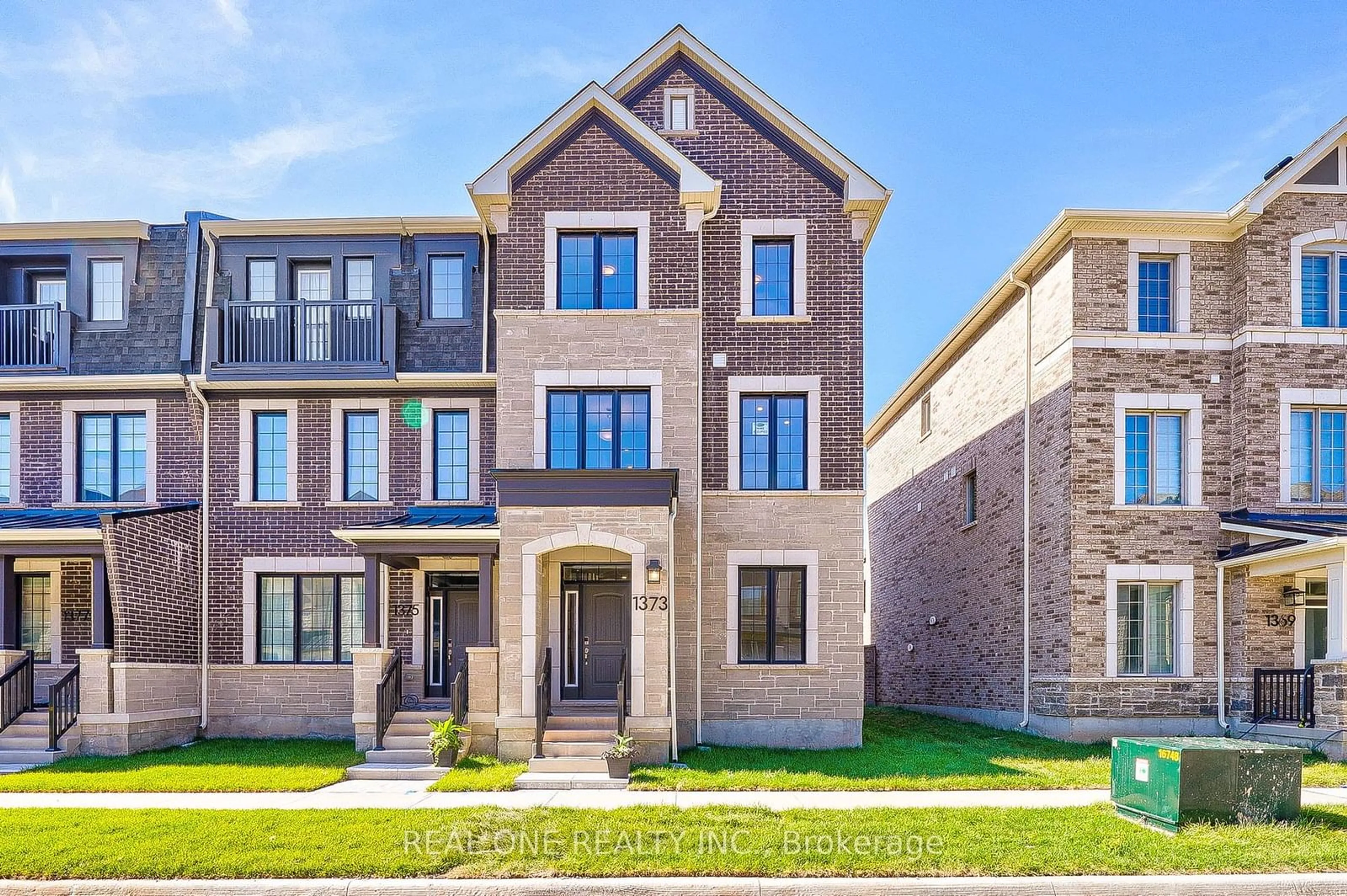 A pic from exterior of the house or condo, the street view for 1373 Kobzar Dr, Oakville Ontario L6M 5P2