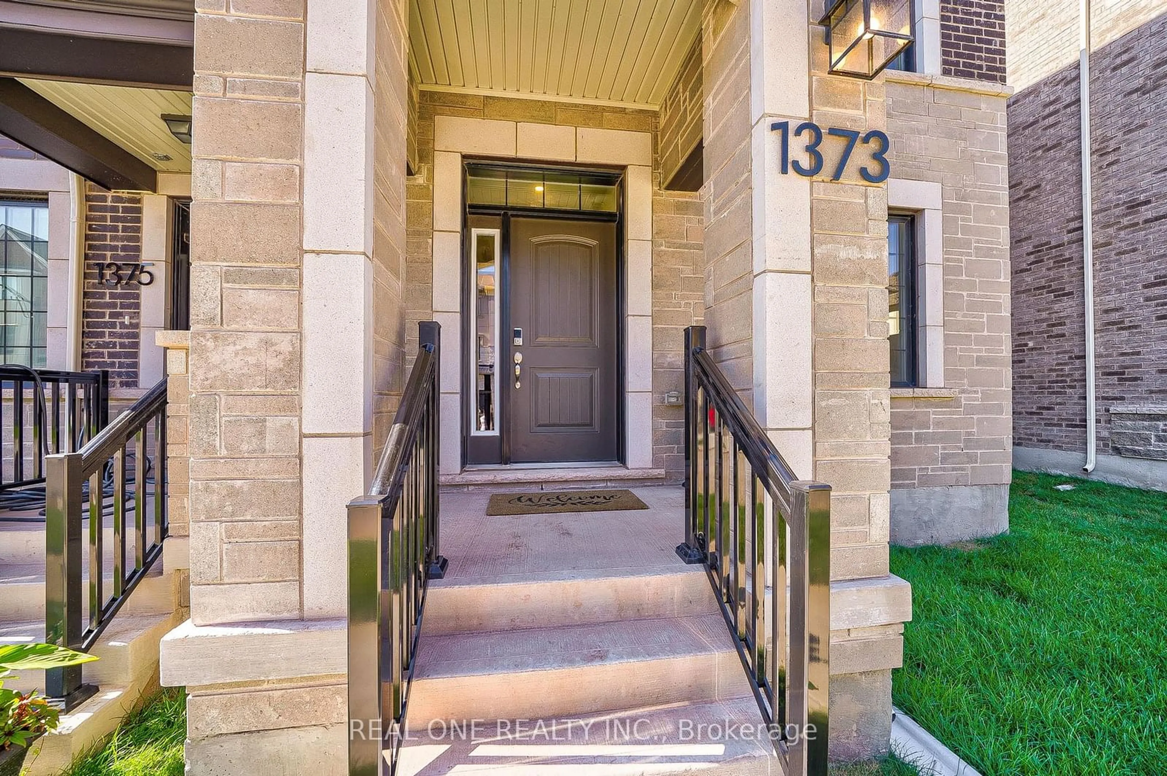 Indoor entryway, wood floors for 1373 Kobzar Dr, Oakville Ontario L6M 5P2