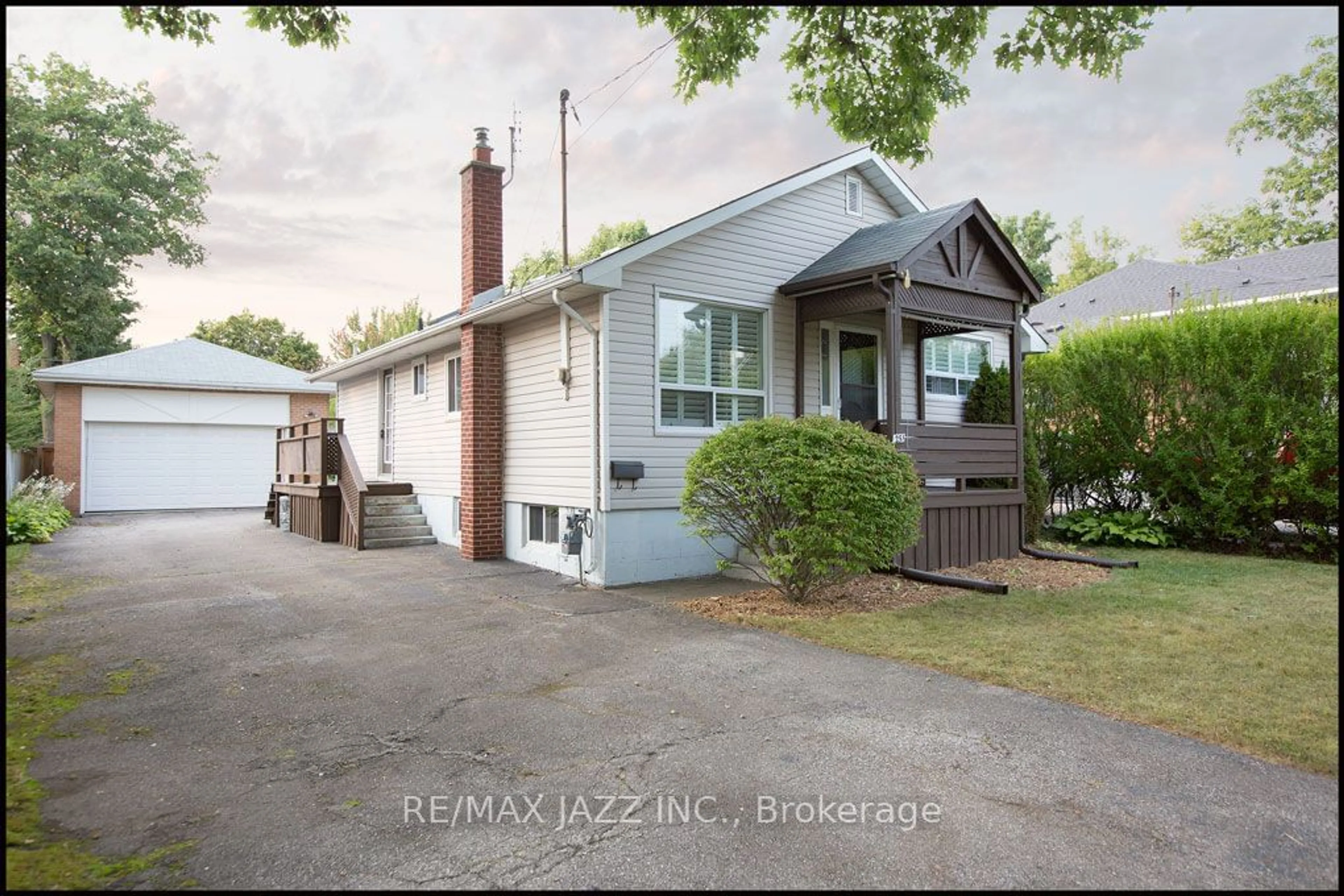 Frontside or backside of a home, cottage for 251 Troy St, Mississauga Ontario L5G 1S9