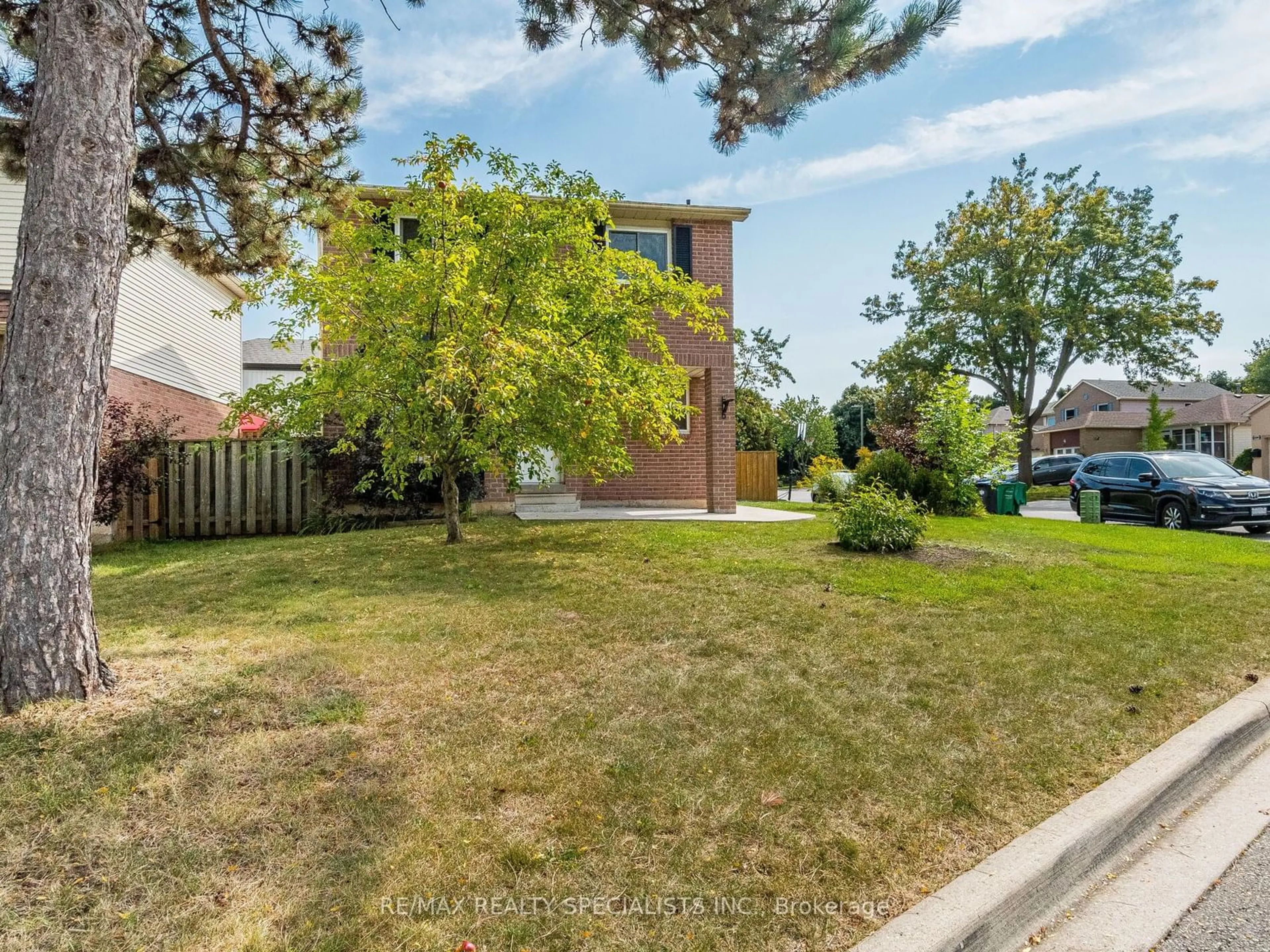 Fenced yard for 6501 Meltzer Mews, Mississauga Ontario L5N 3K7