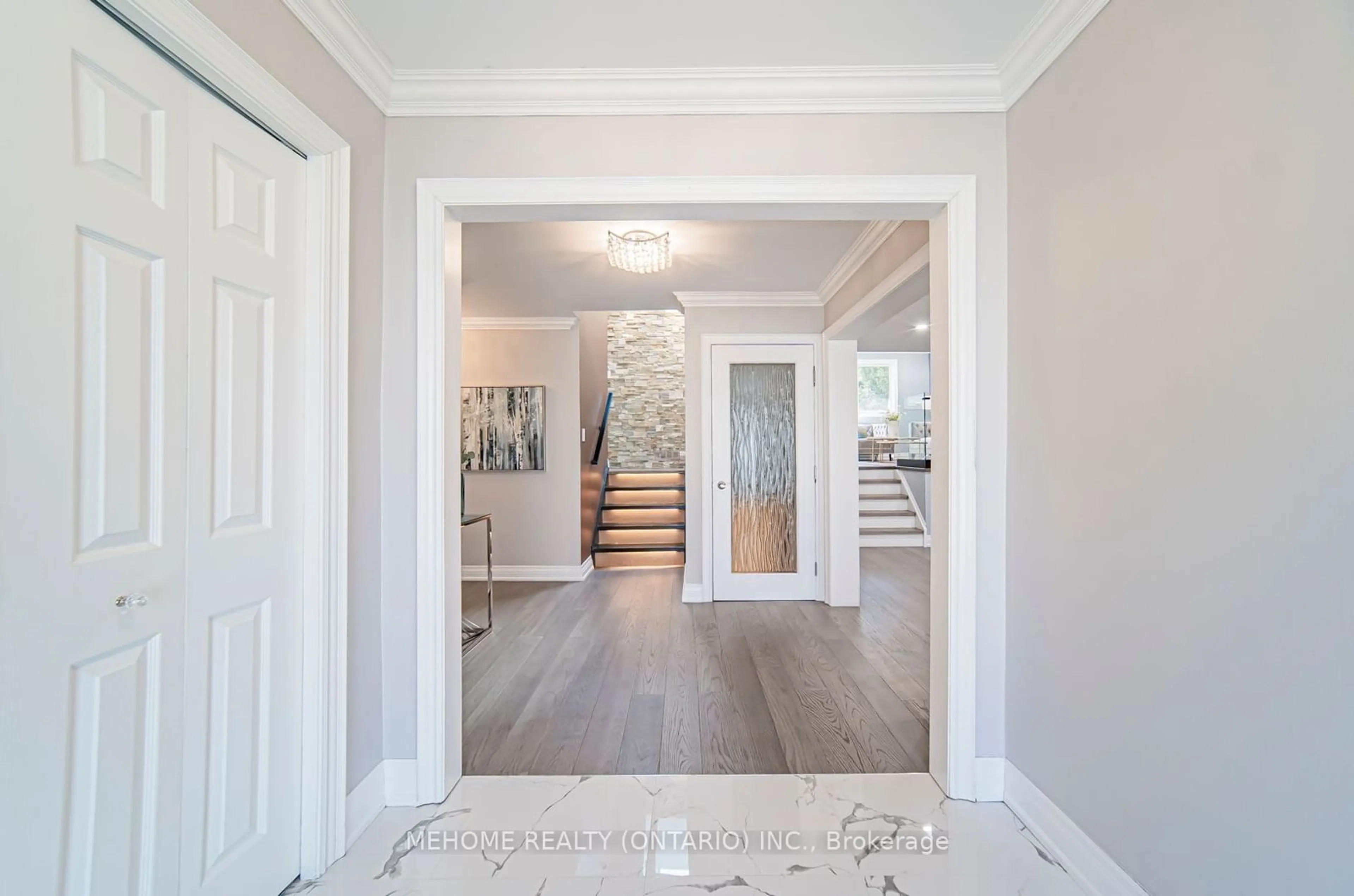 Indoor entryway, wood floors for 878 Silver Birch Tr, Mississauga Ontario L5J 4C1