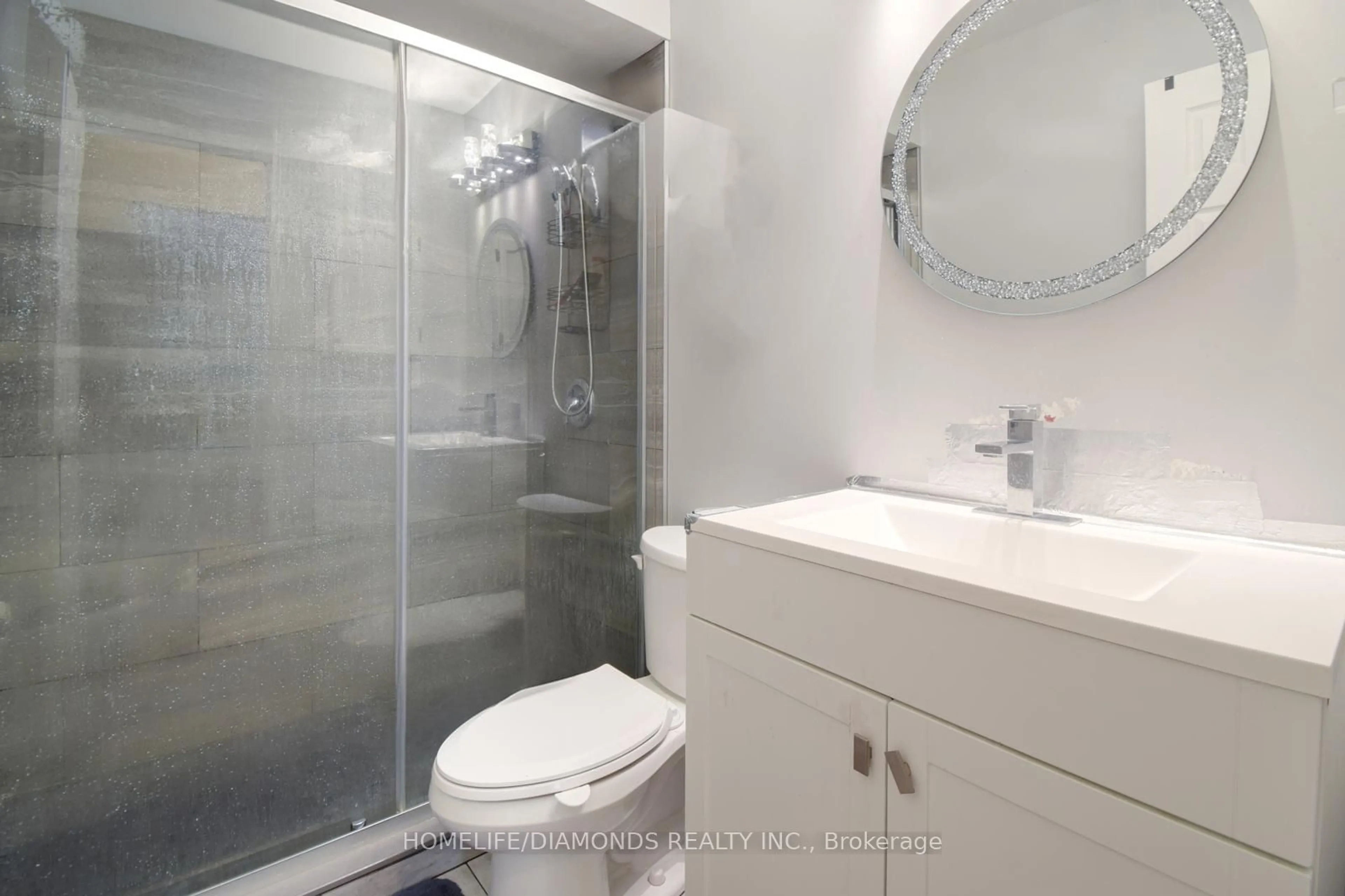 Standard bathroom for 85 Springview Dr, Brampton Ontario L6X 4L1