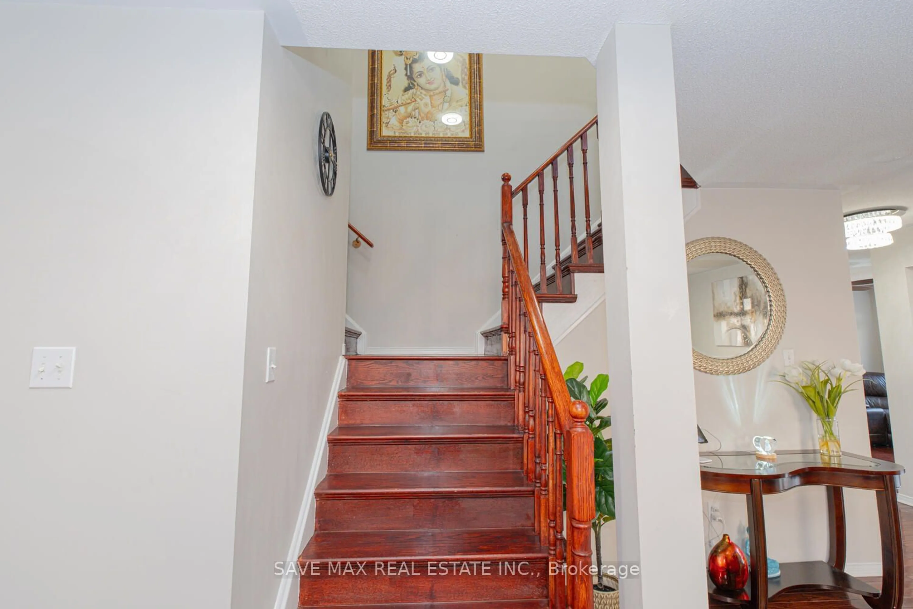 Indoor foyer for 85 Botavia Downs Dr, Brampton Ontario L7A 3R5