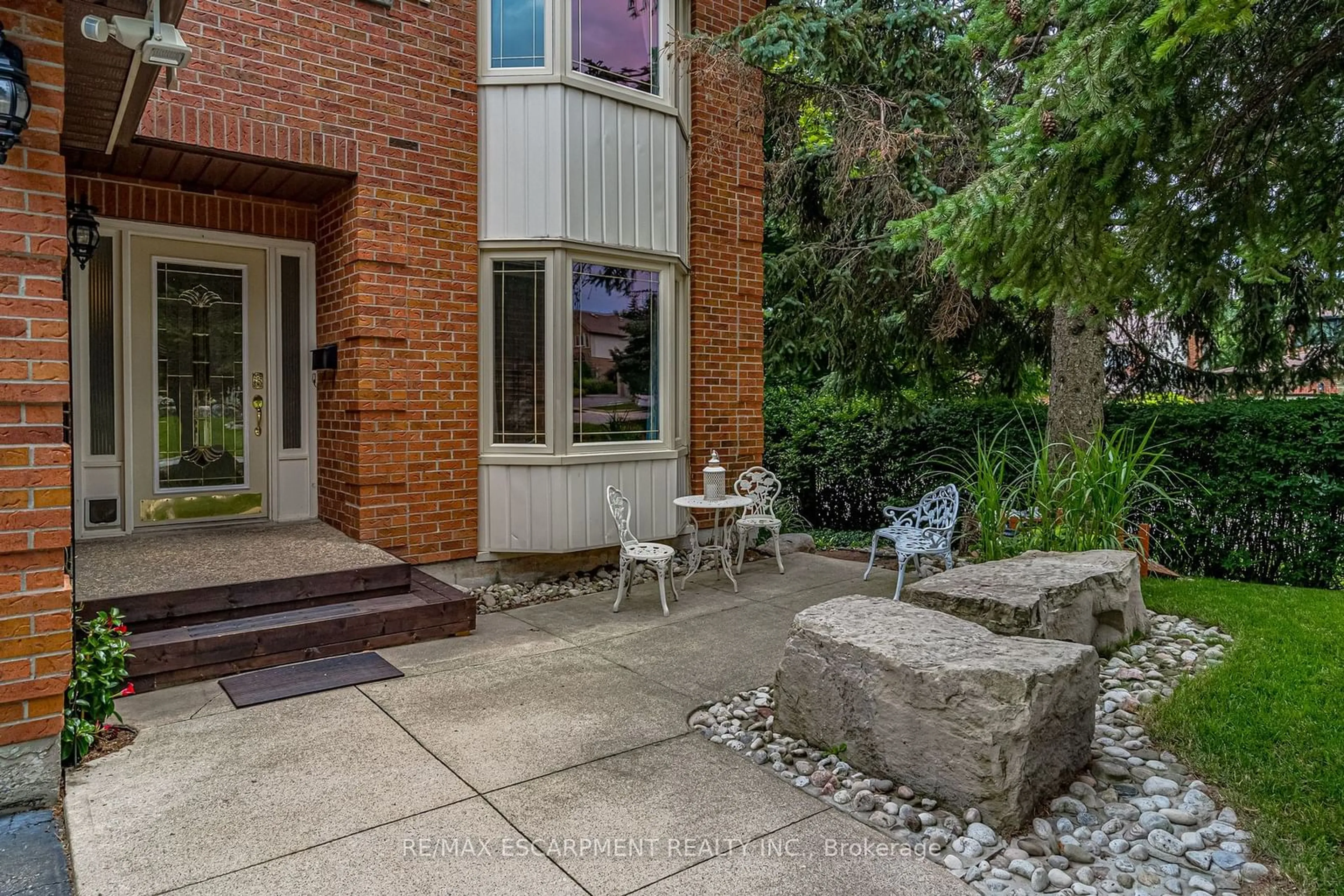 Patio for 2010 Keller Crt, Burlington Ontario L7P 4N4