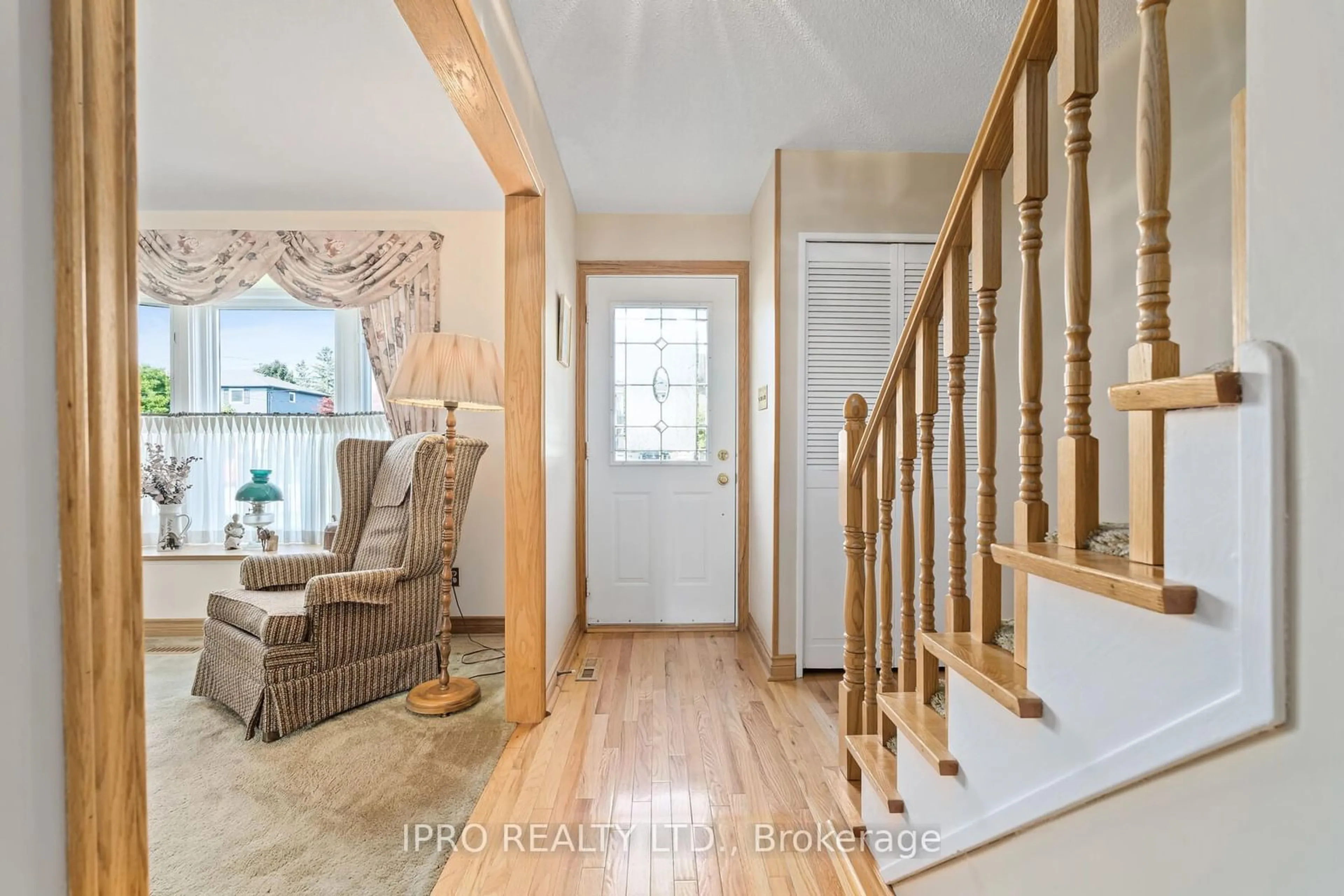 Indoor entryway, wood floors for 7 Eden Pl, Halton Hills Ontario L7G 1G4